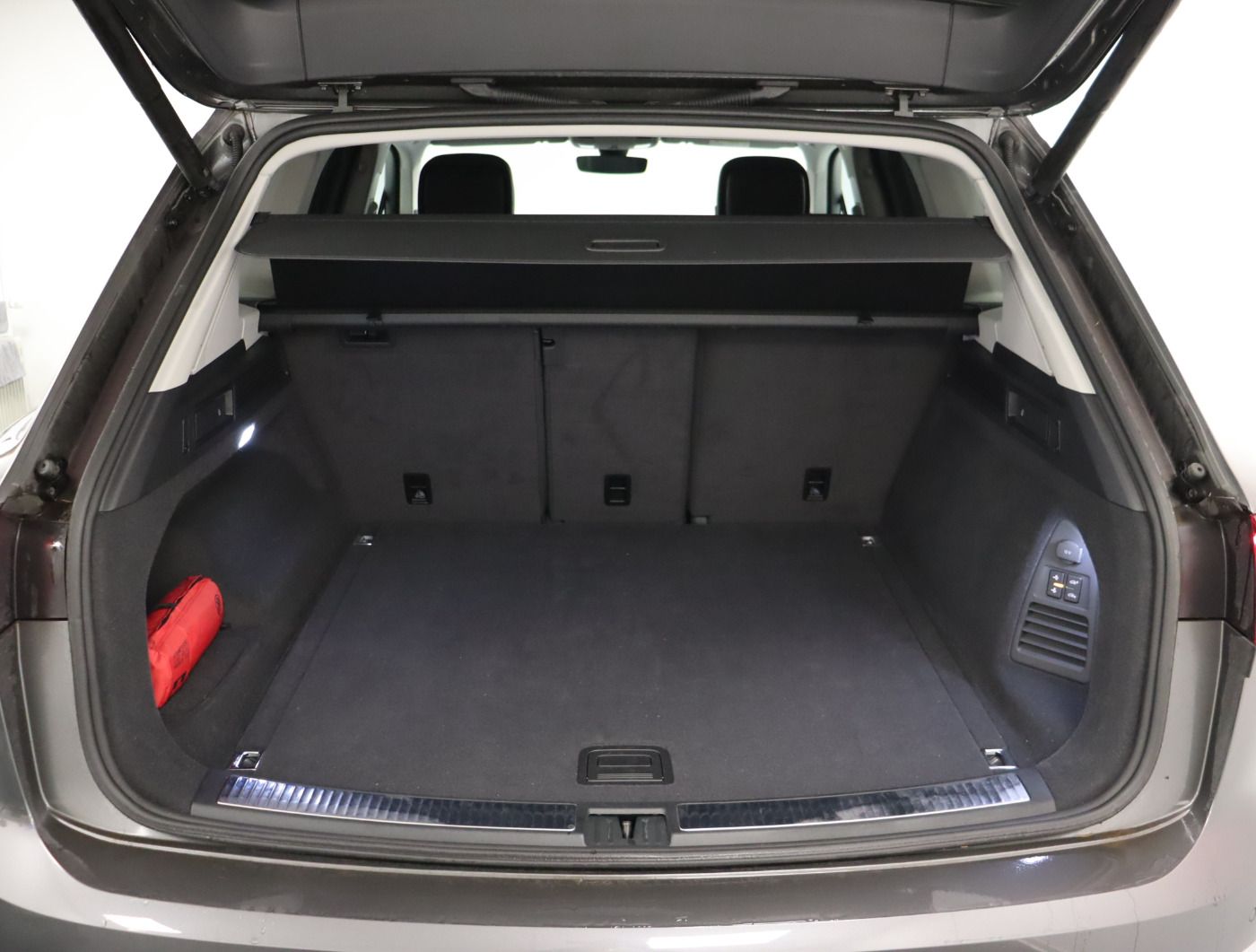 Fahrzeugabbildung Volkswagen Touareg 3.0 TDI 4M tiptronic Elegance Navi Stand