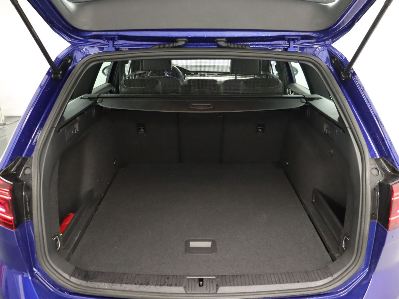 Fahrzeugabbildung Volkswagen Passat Variant 2.0 TDI 4M DSG Elegance R-line