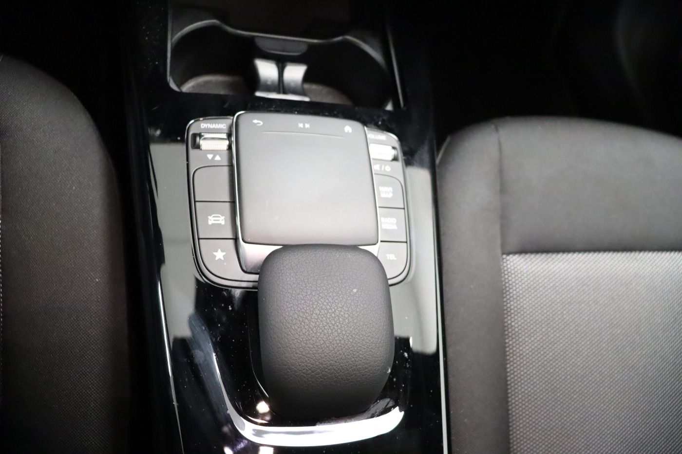 Fahrzeugabbildung Mercedes-Benz A250e Navi KeyLess Kamera SHZ DAB KlimaA LaneAss