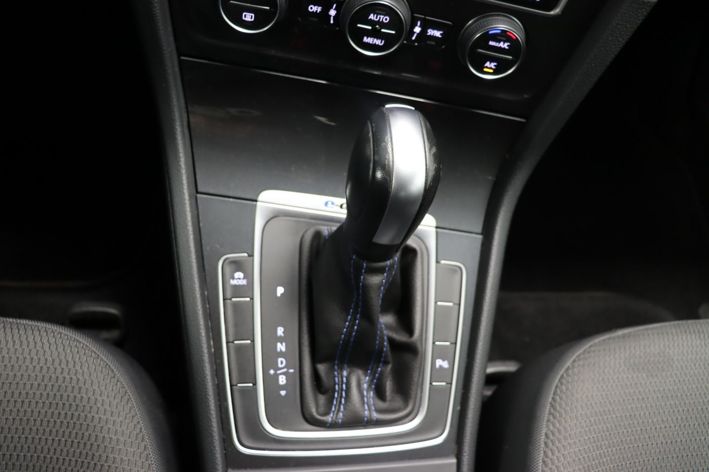 Fahrzeugabbildung Volkswagen Golf VII e-Golf Navi LED PDC FrontAss LM KlimaA