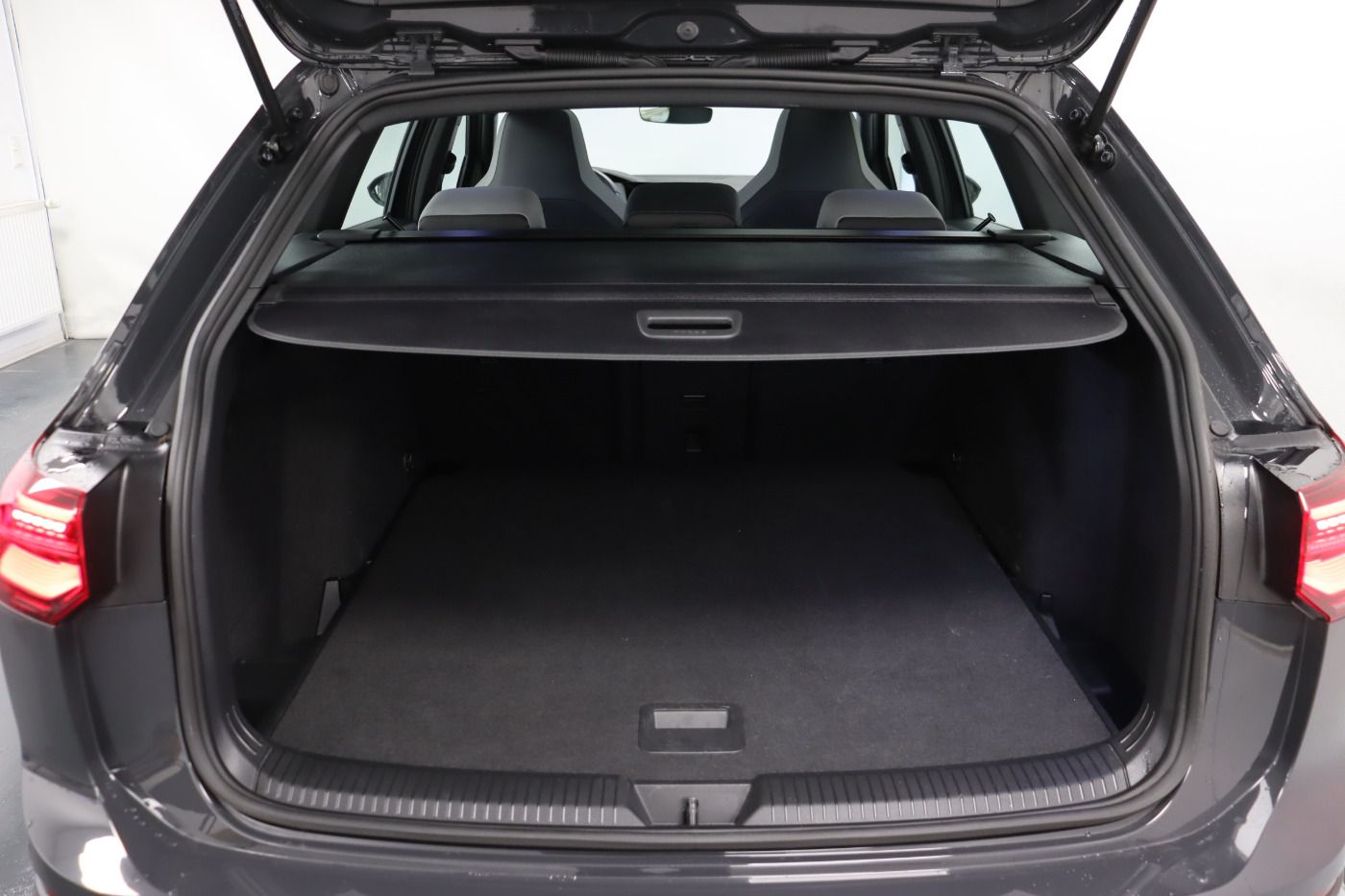 Fahrzeugabbildung Volkswagen Golf VIII Variant 2.0 TDI DSG R-Line Pano Navi