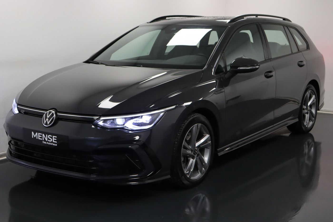 Fahrzeugabbildung Volkswagen Golf VIII Variant 2.0 TDI DSG R-Line Pano Navi