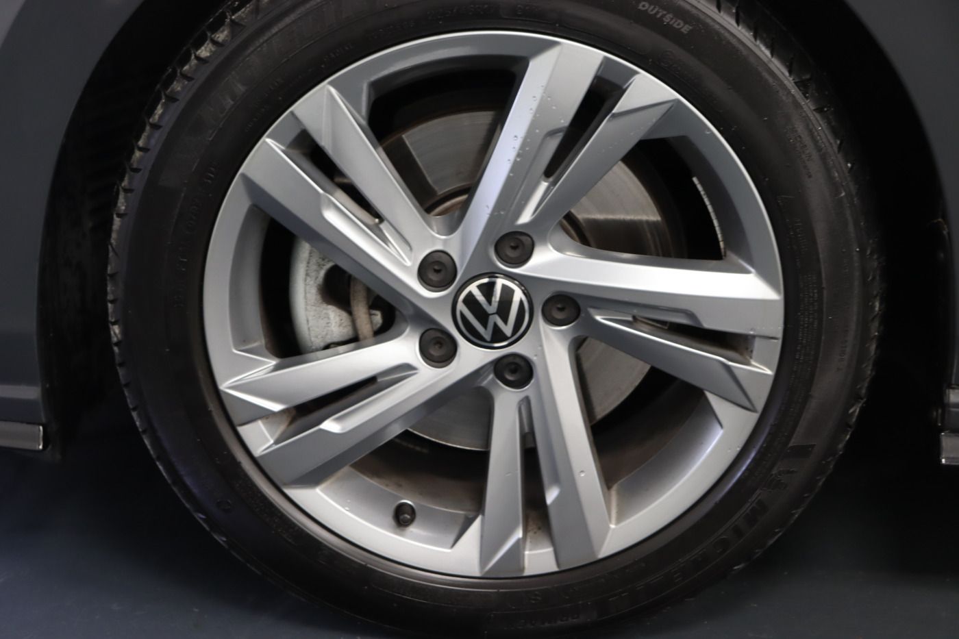 Fahrzeugabbildung Volkswagen Golf VIII Variant 2.0 TDI DSG R-Line Pano Navi