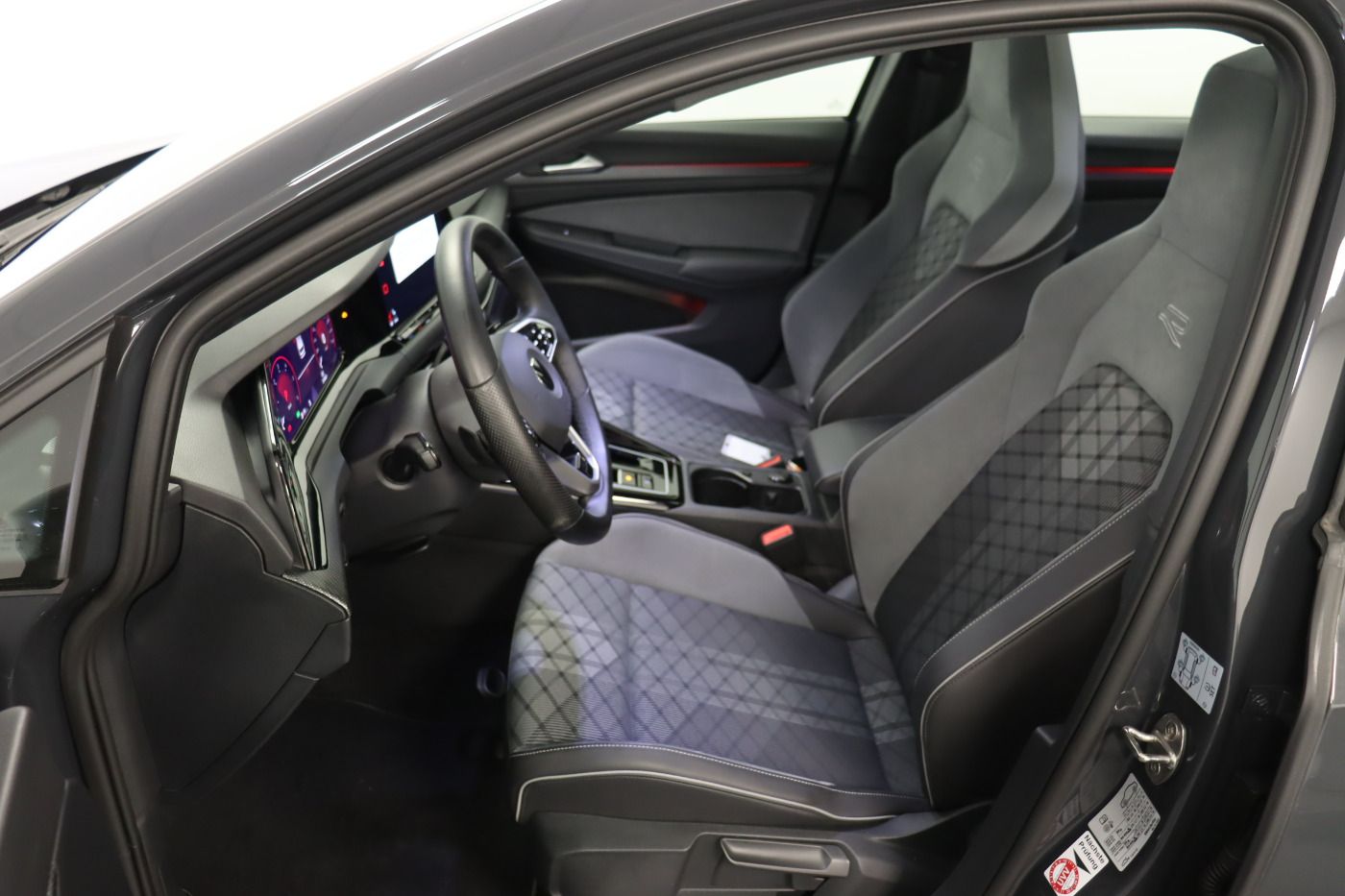 Fahrzeugabbildung Volkswagen Golf VIII Variant 2.0 TDI DSG R-Line Pano Navi