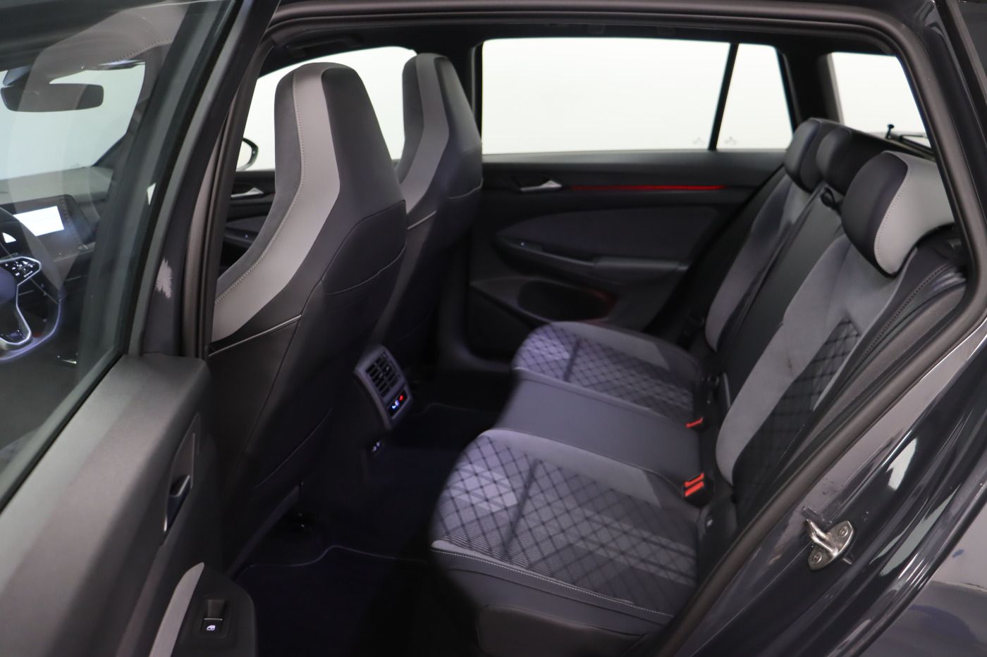 Fahrzeugabbildung Volkswagen Golf VIII Variant 2.0 TDI DSG R-Line Pano Navi