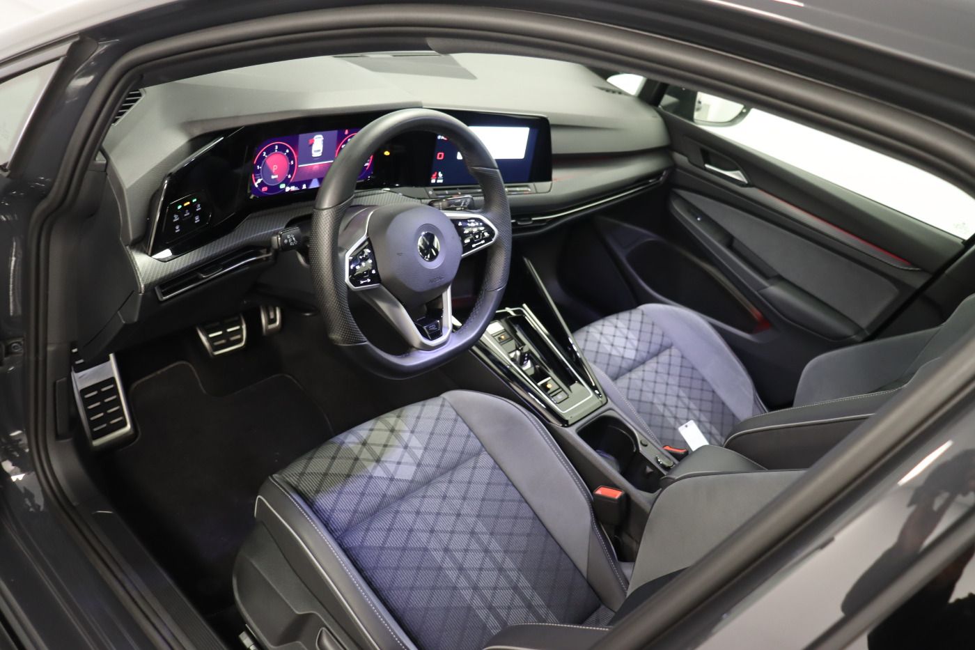 Fahrzeugabbildung Volkswagen Golf VIII Variant 2.0 TDI DSG R-Line Pano Navi