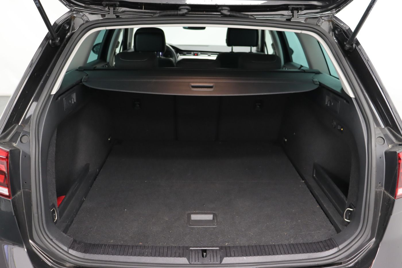 Fahrzeugabbildung Volkswagen Passat Variant 1.5 TSI DSG Business Navi LED ACC