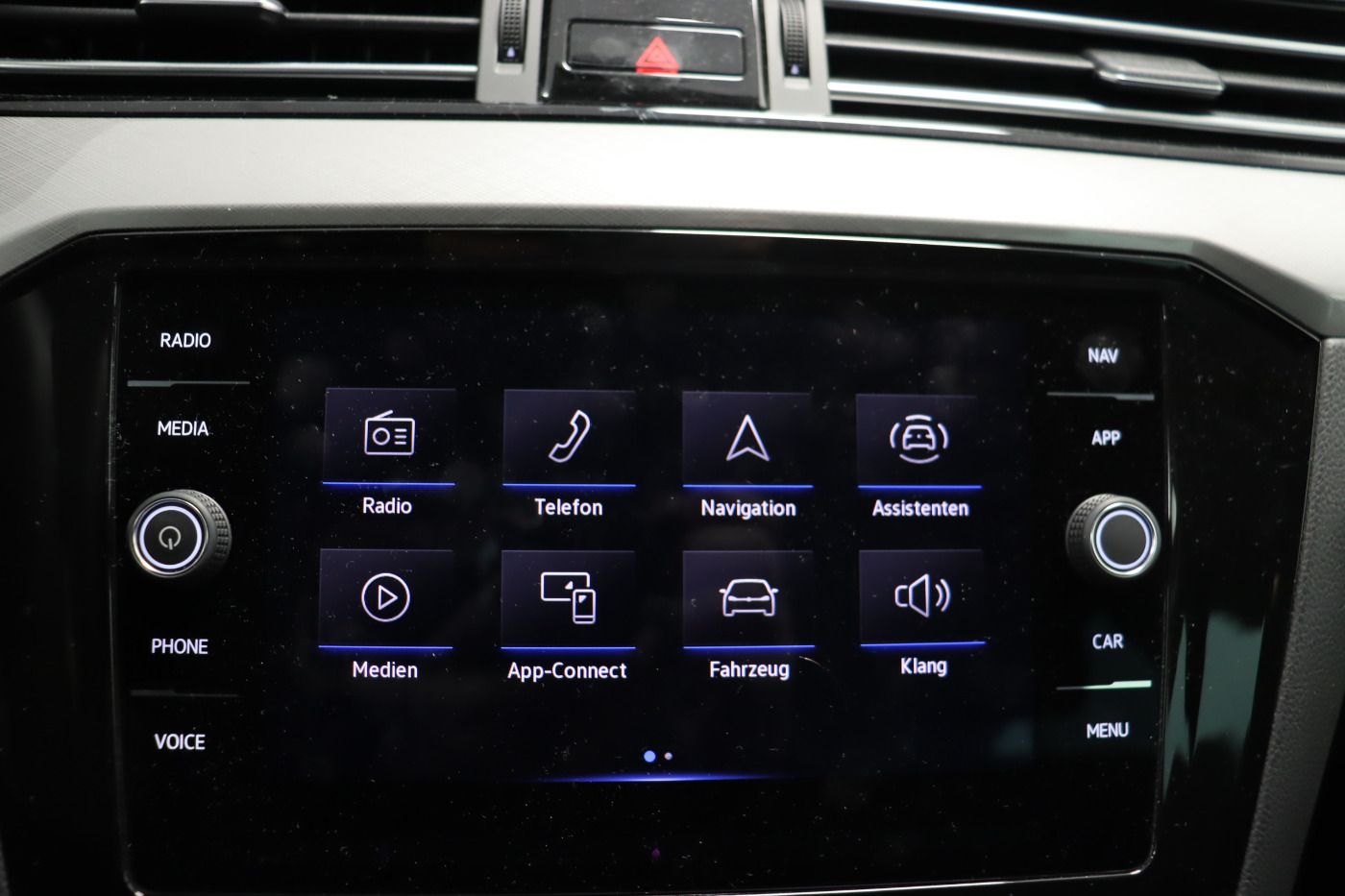 Fahrzeugabbildung Volkswagen Passat Variant 1.5 TSI DSG Business Navi LED ACC