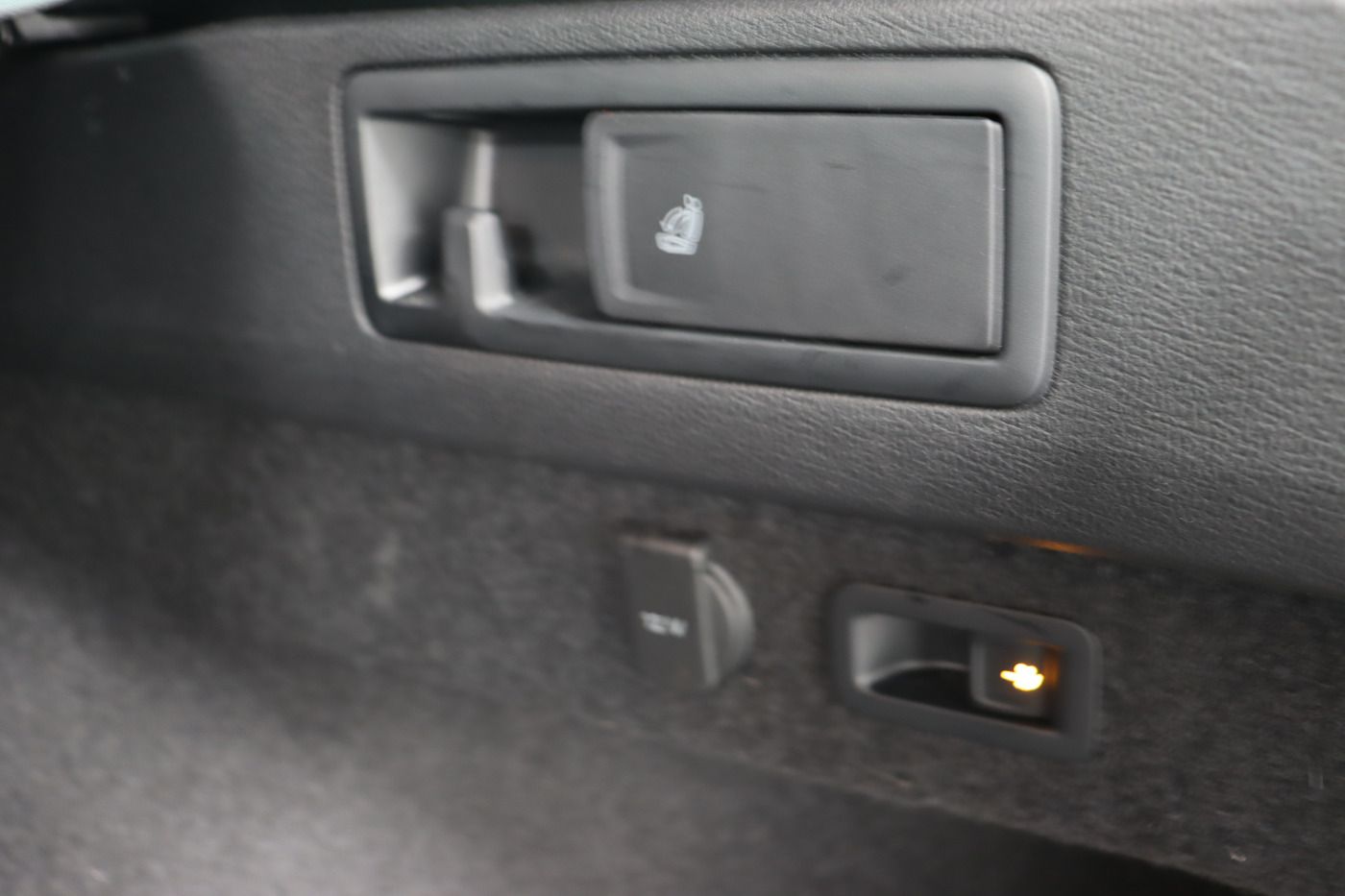 Fahrzeugabbildung Volkswagen Passat Variant 1.5 TSI DSG Business Navi LED ACC