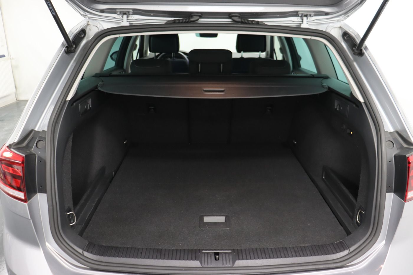 Fahrzeugabbildung Volkswagen Passat Variant 1.5 TSI DSG Business Navi LED ACC