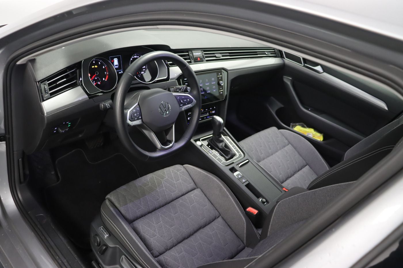 Fahrzeugabbildung Volkswagen Passat Variant 1.5 TSI DSG Business Navi LED ACC