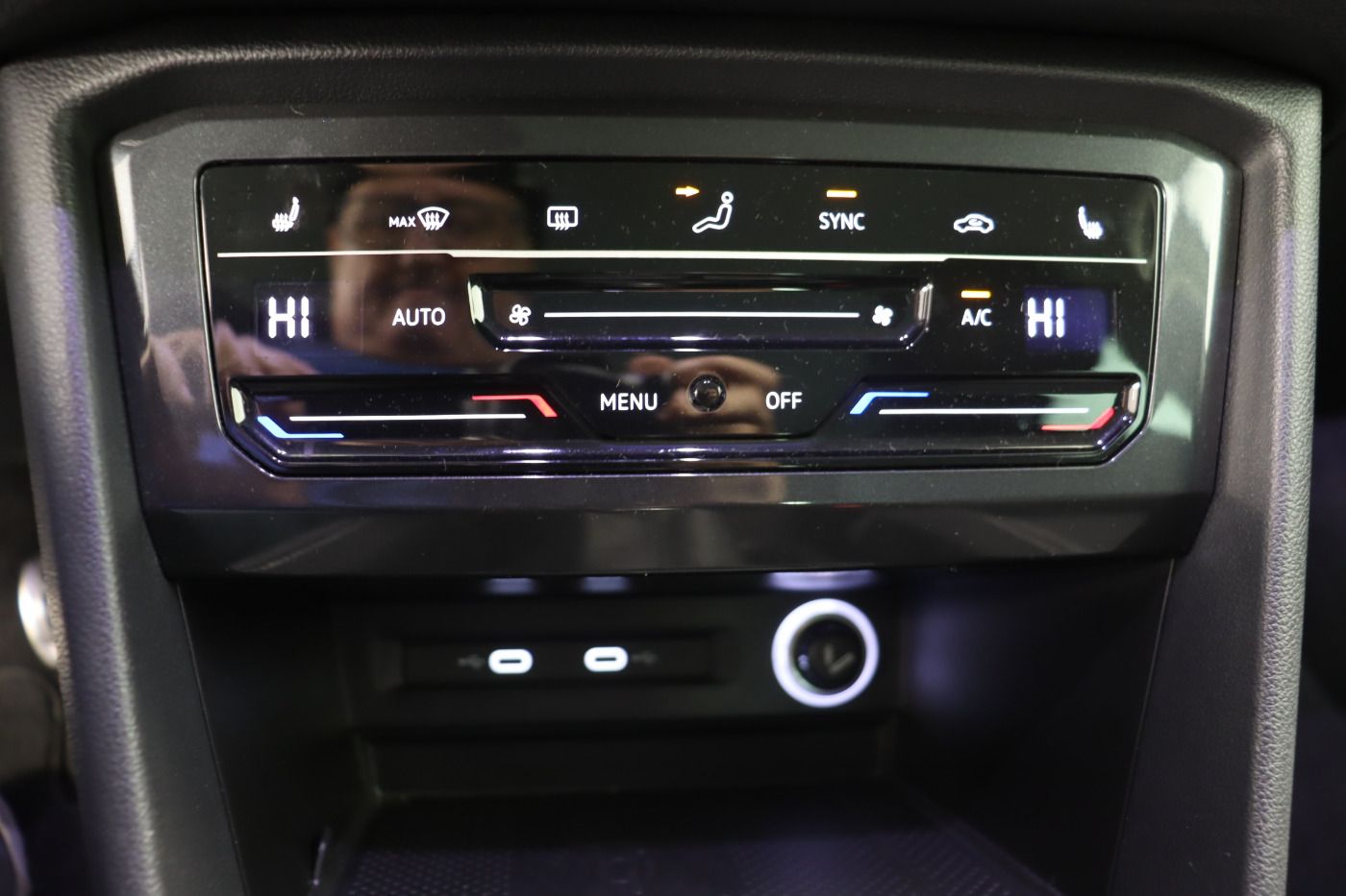 Fahrzeugabbildung Volkswagen Tiguan 1.5 TSI MOVE Navi LED SHZ PDC ACC Kamera
