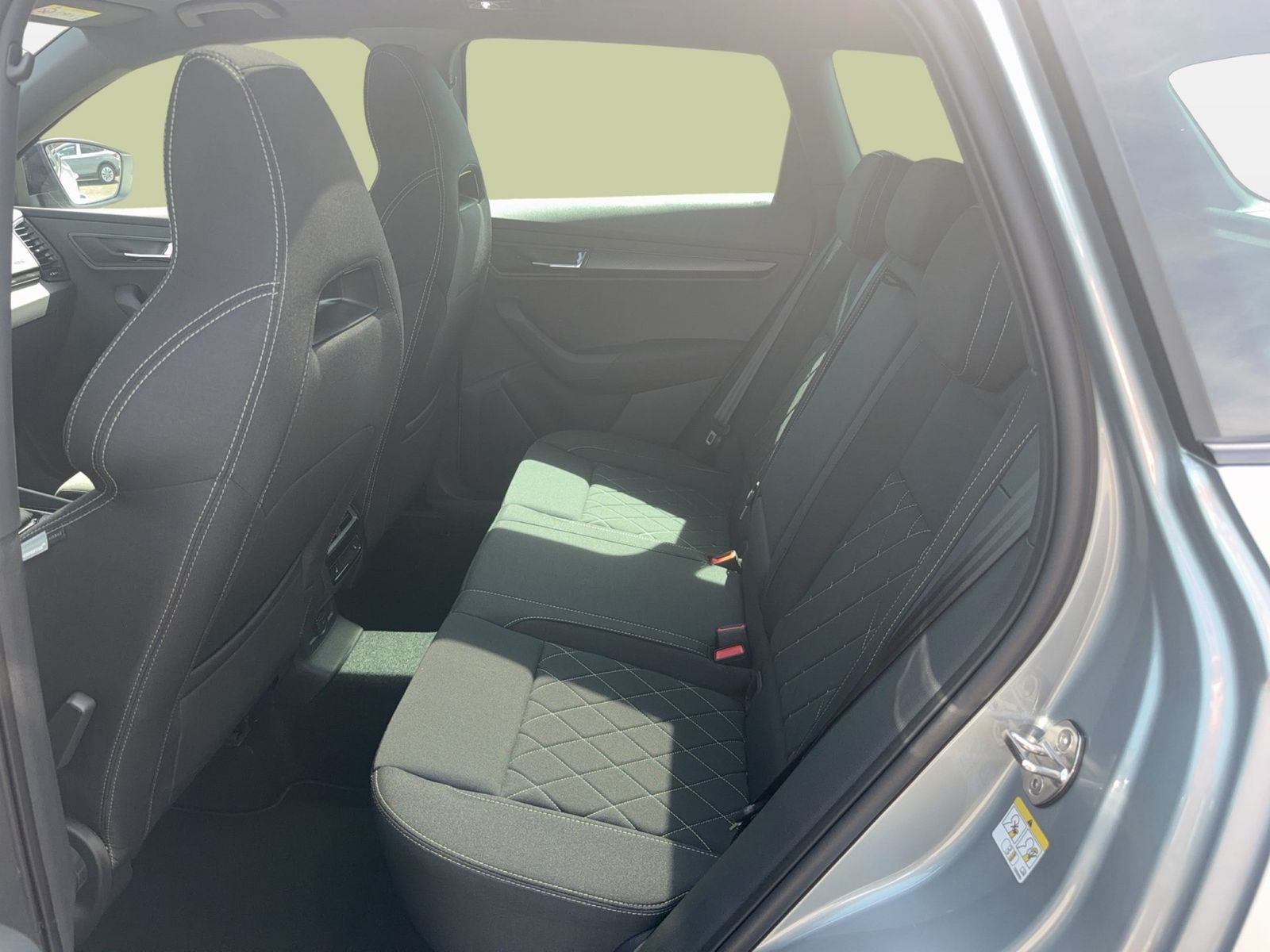 Fahrzeugabbildung SKODA Karoq 2.0 TDI 4x4 Sportline Matrix AHK Pano SD - mit KI generiert/bearbeitet