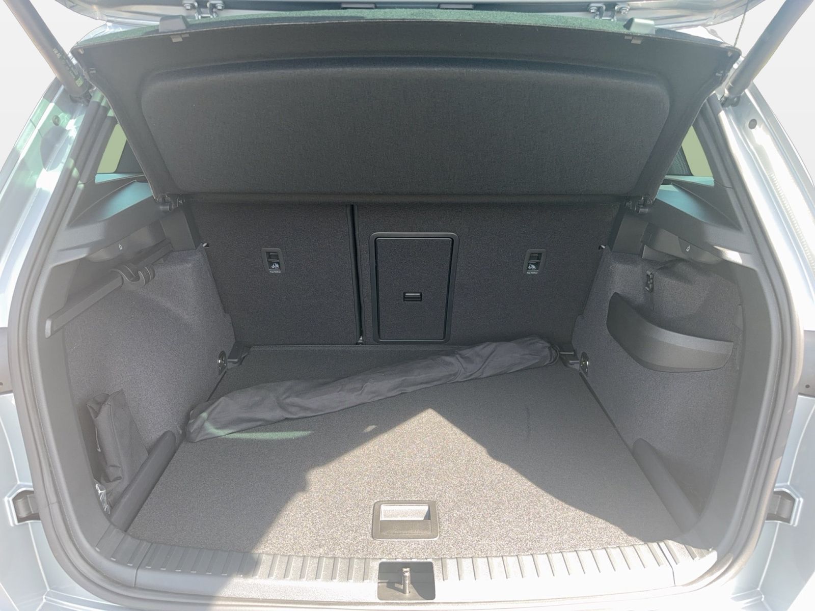 Fahrzeugabbildung SKODA Karoq 2.0 TDI 4x4 Sportline Matrix AHK Pano SD - mit KI generiert/bearbeitet