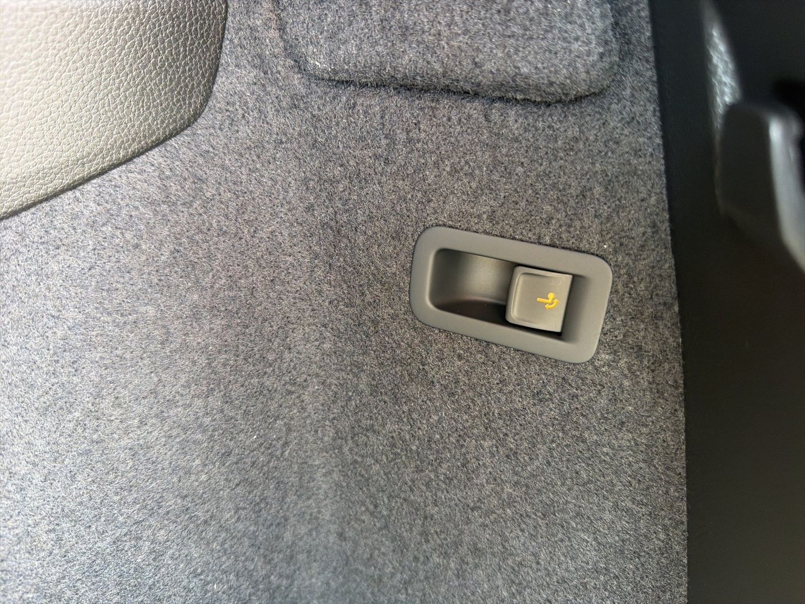 Fahrzeugabbildung SKODA Karoq 2.0 TDI 4x4 Sportline Matrix AHK Pano SD - mit KI generiert/bearbeitet
