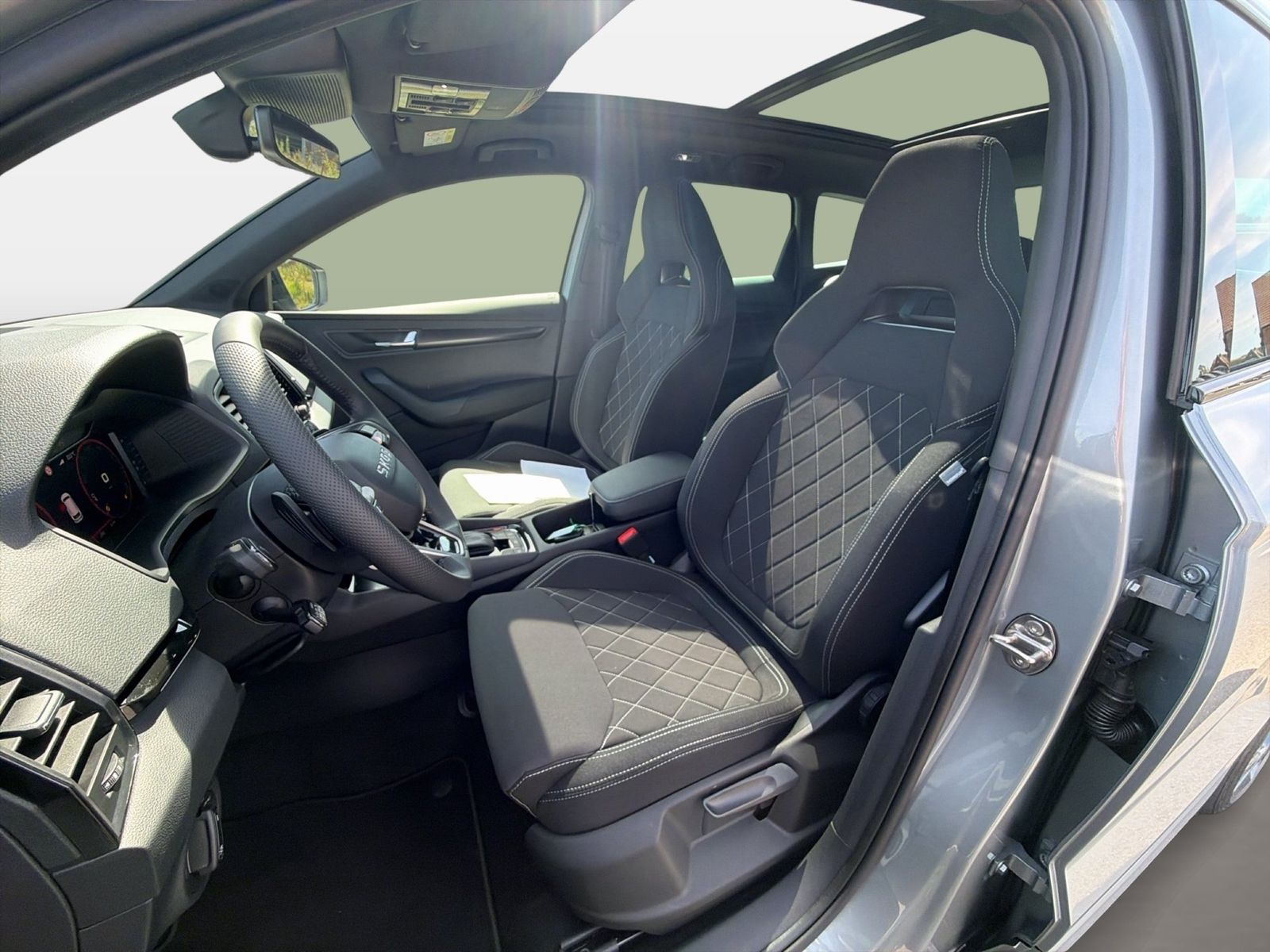 Fahrzeugabbildung SKODA Karoq 2.0 TDI 4x4 Sportline Matrix AHK Pano SD - mit KI generiert/bearbeitet