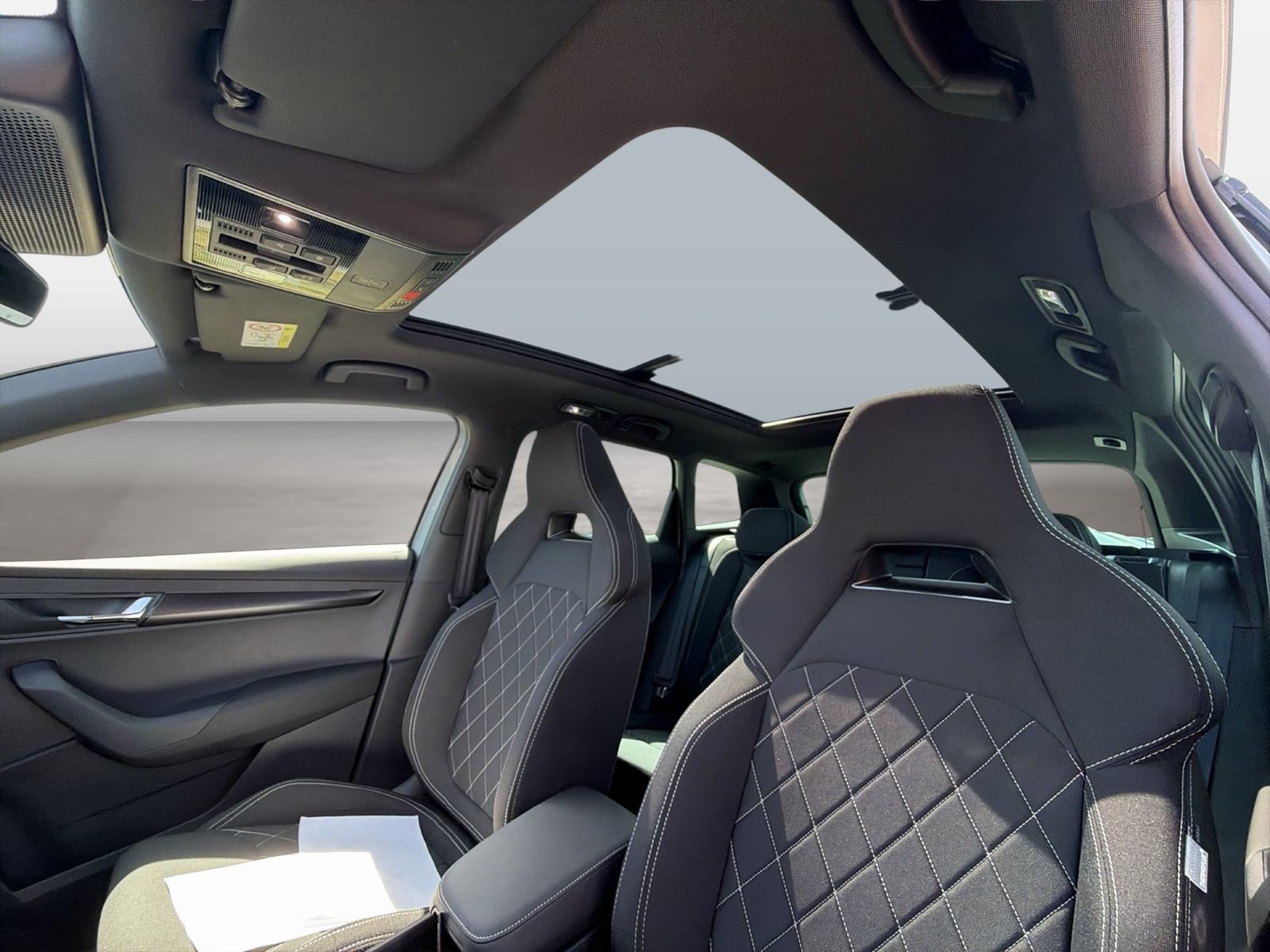 Fahrzeugabbildung SKODA Karoq 2.0 TDI 4x4 Sportline Matrix AHK Pano SD - mit KI generiert/bearbeitet