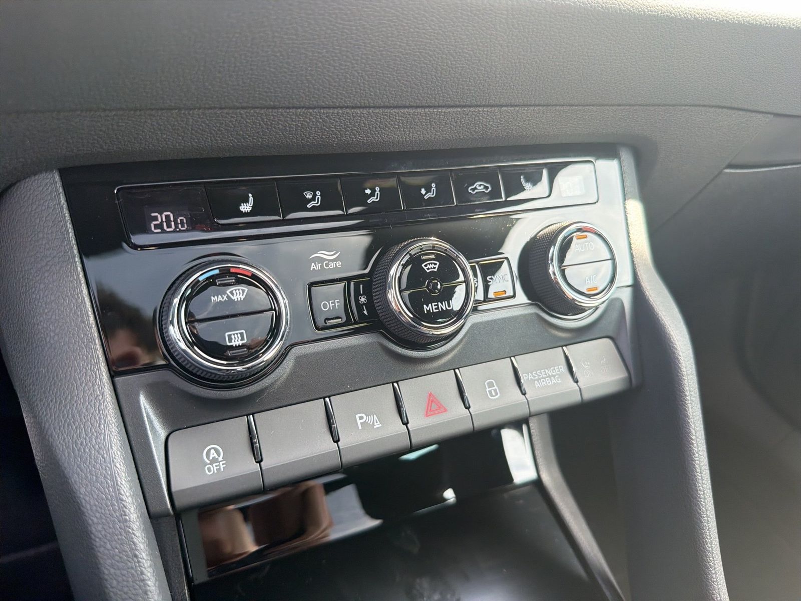 Fahrzeugabbildung SKODA Karoq 2.0 TDI 4x4 Sportline Matrix AHK Pano SD - mit KI generiert/bearbeitet