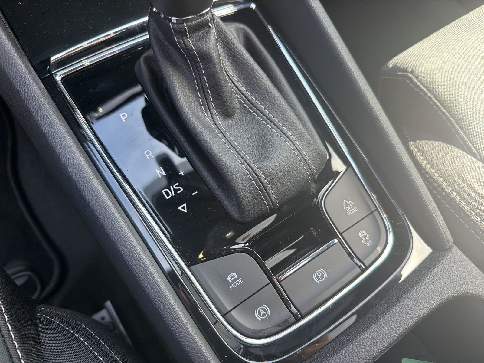 Fahrzeugabbildung SKODA Karoq 2.0 TDI 4x4 Sportline Matrix AHK Pano SD - mit KI generiert/bearbeitet