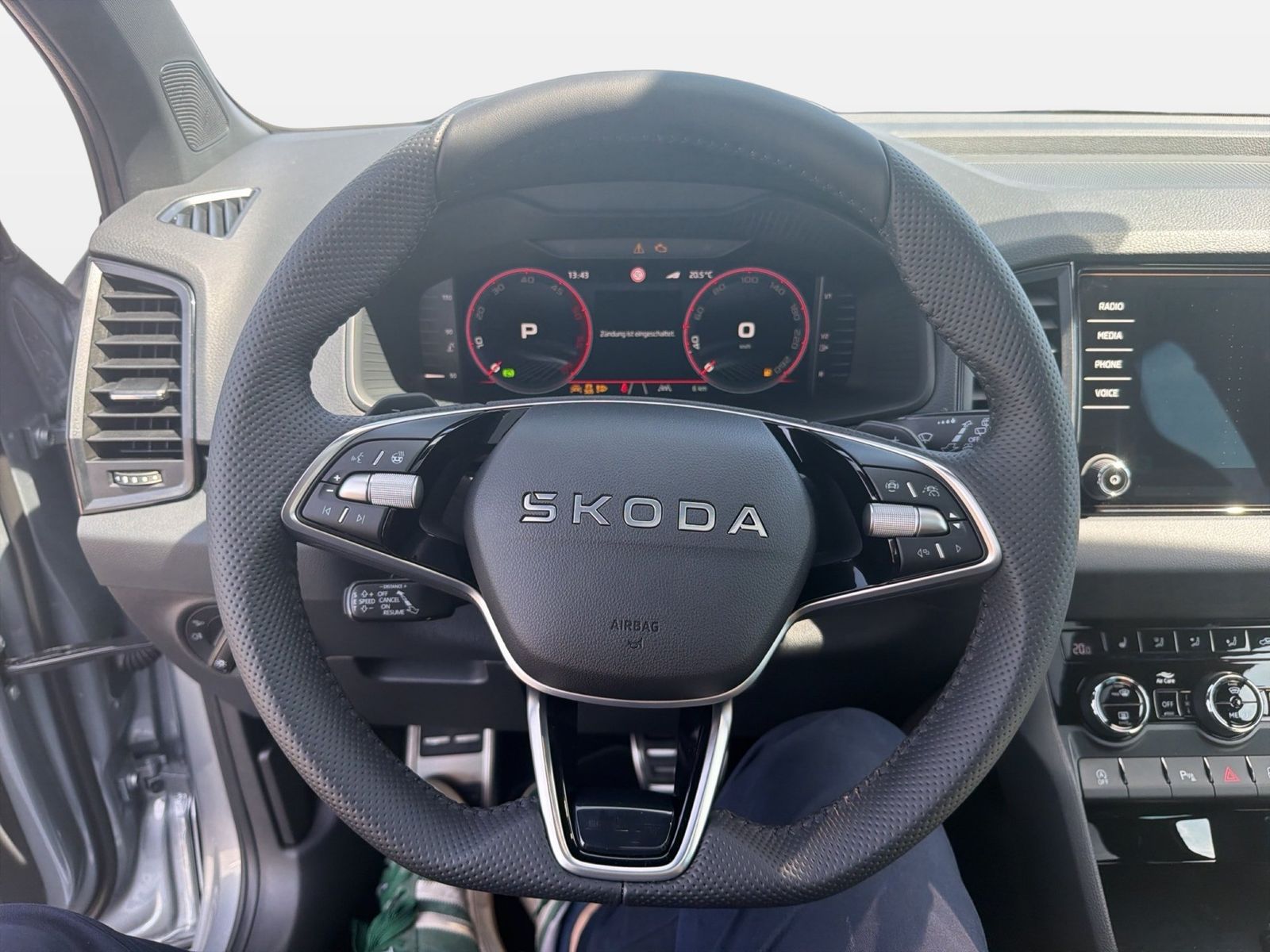 Fahrzeugabbildung SKODA Karoq 2.0 TDI 4x4 Sportline Matrix AHK Pano SD - mit KI generiert/bearbeitet