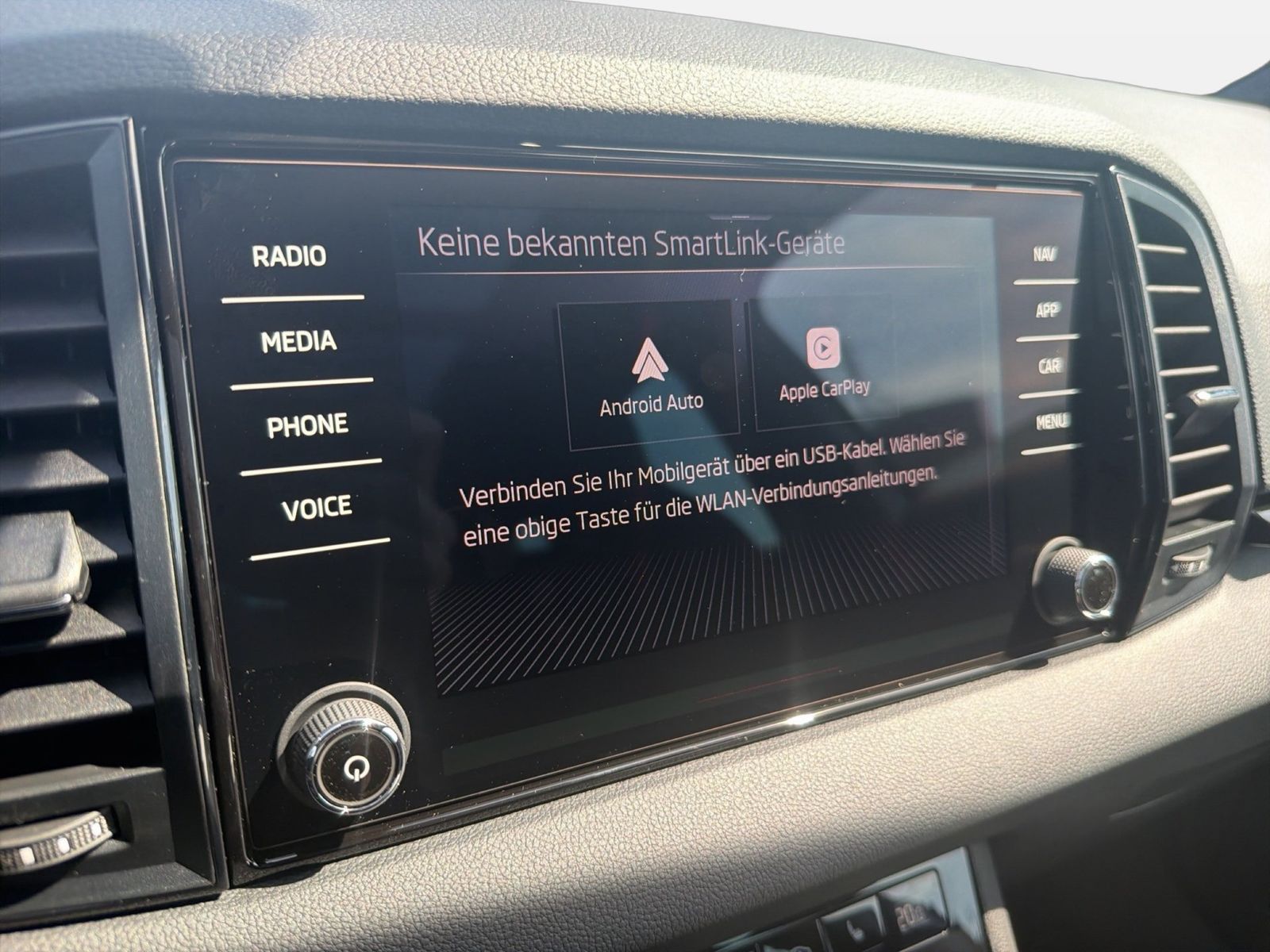 Fahrzeugabbildung SKODA Karoq 2.0 TDI 4x4 Sportline Matrix AHK Pano SD - mit KI generiert/bearbeitet