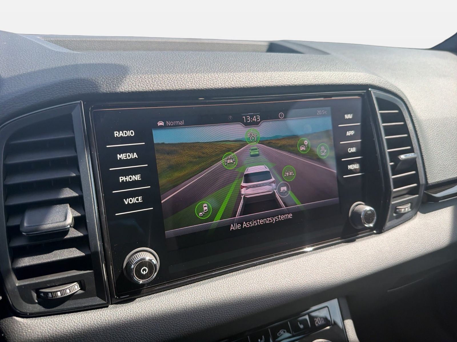 Fahrzeugabbildung SKODA Karoq 2.0 TDI 4x4 Sportline Matrix AHK Pano SD - mit KI generiert/bearbeitet