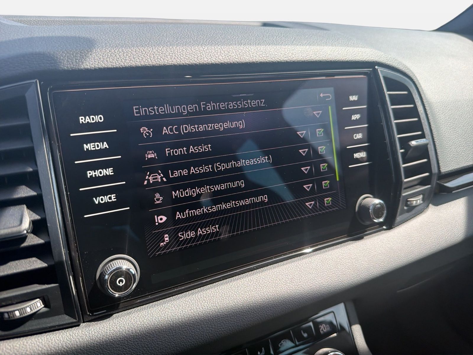 Fahrzeugabbildung SKODA Karoq 2.0 TDI 4x4 Sportline Matrix AHK Pano SD - mit KI generiert/bearbeitet