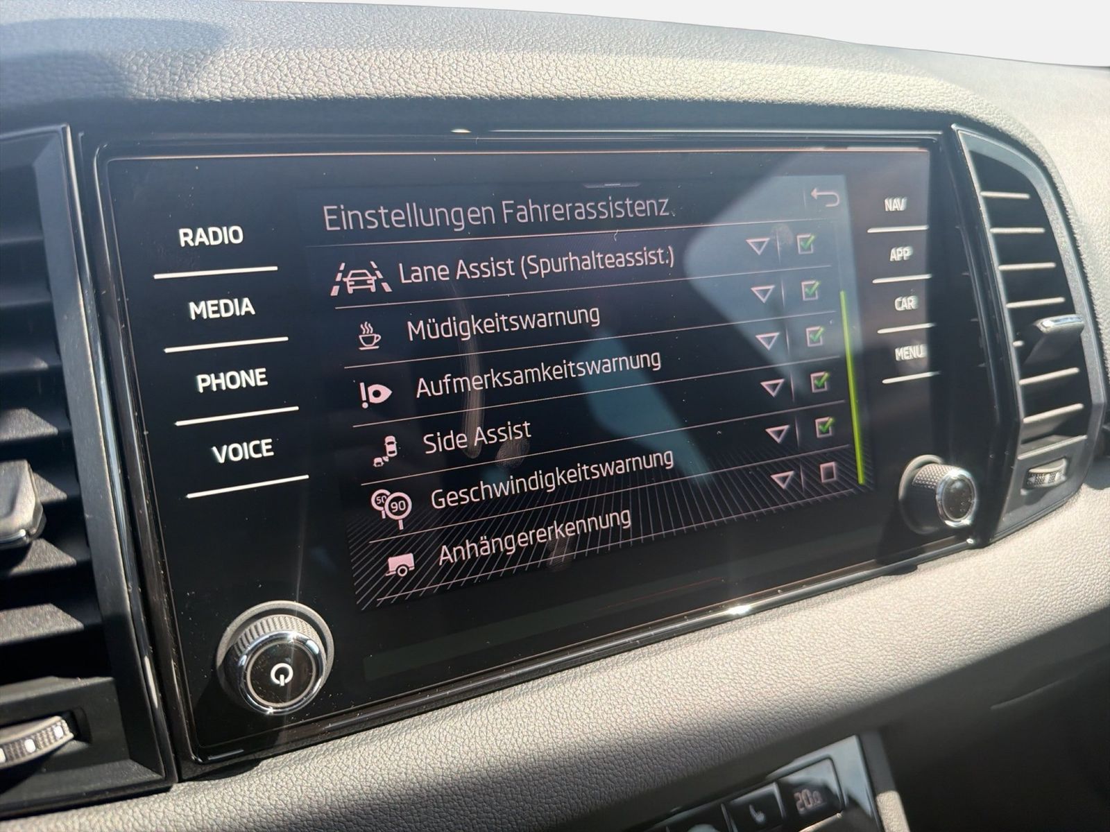Fahrzeugabbildung SKODA Karoq 2.0 TDI 4x4 Sportline Matrix AHK Pano SD - mit KI generiert/bearbeitet