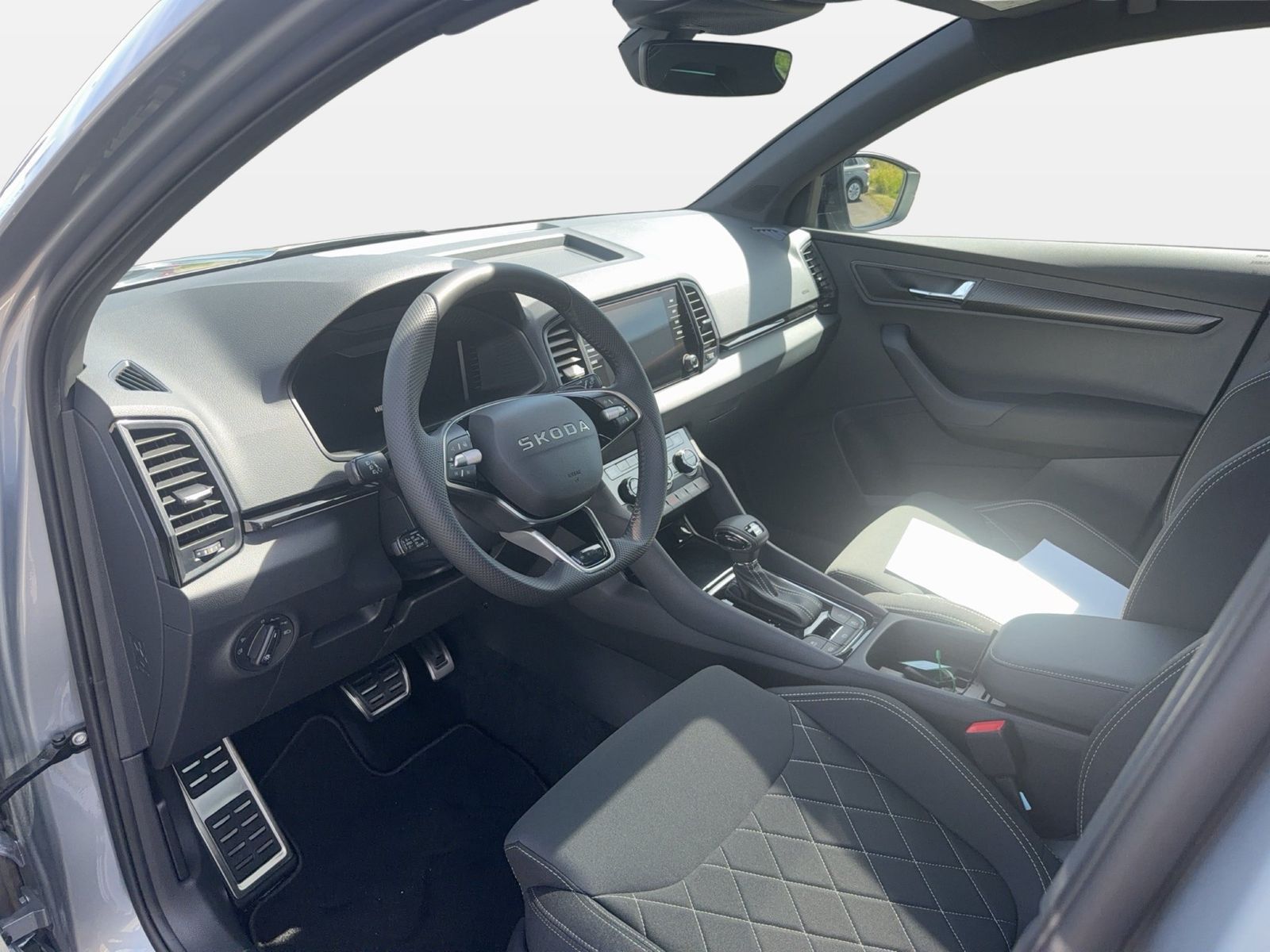 Fahrzeugabbildung SKODA Karoq 2.0 TDI 4x4 Sportline Matrix AHK Pano SD - mit KI generiert/bearbeitet