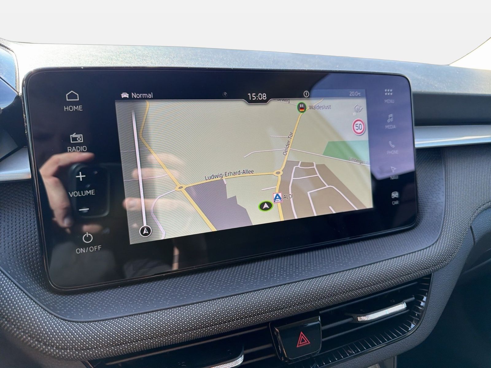 Fahrzeug autohaus mense Fahrzeugabbildung SKODA Fabia 1.0 TSI Balance ACC LED Navi VirtualCP - mit KI generiert/bearbeitet