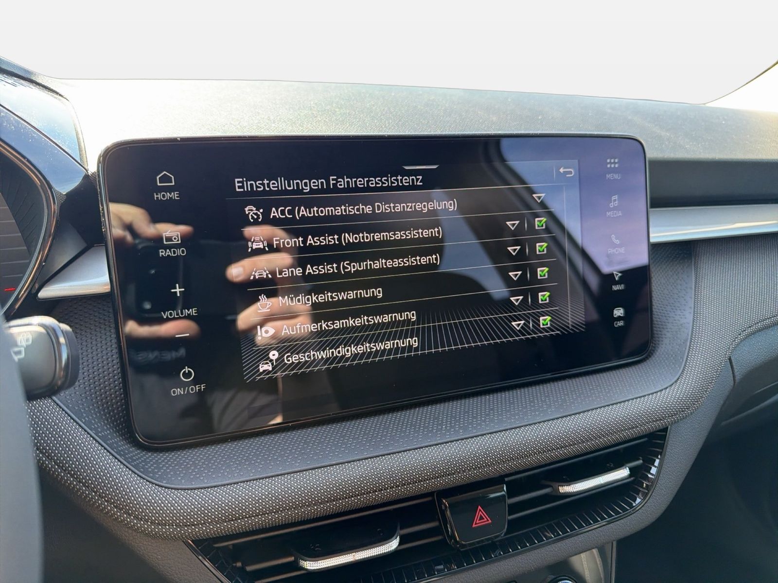 Fahrzeug autohaus mense Fahrzeugabbildung SKODA Fabia 1.0 TSI Balance ACC LED Navi VirtualCP - mit KI generiert/bearbeitet