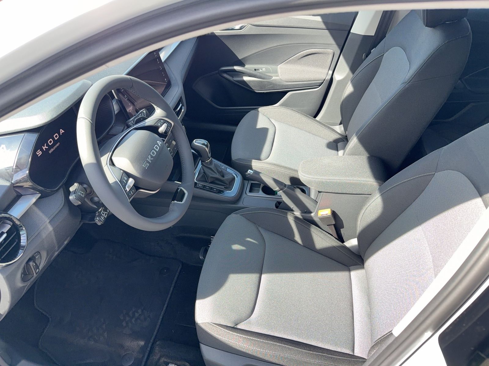 Fahrzeug autohaus mense Fahrzeugabbildung SKODA Fabia 1.0 TSI Balance ACC LED Navi VirtualCP - mit KI generiert/bearbeitet