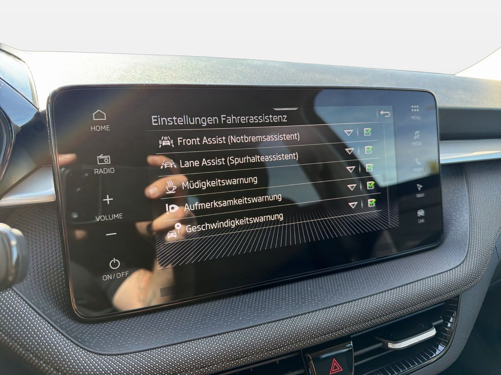 Fahrzeug autohaus mense Fahrzeugabbildung SKODA Fabia 1.5 TSI Balance LED Navi VirtualCP PDC - mit KI generiert/bearbeitet