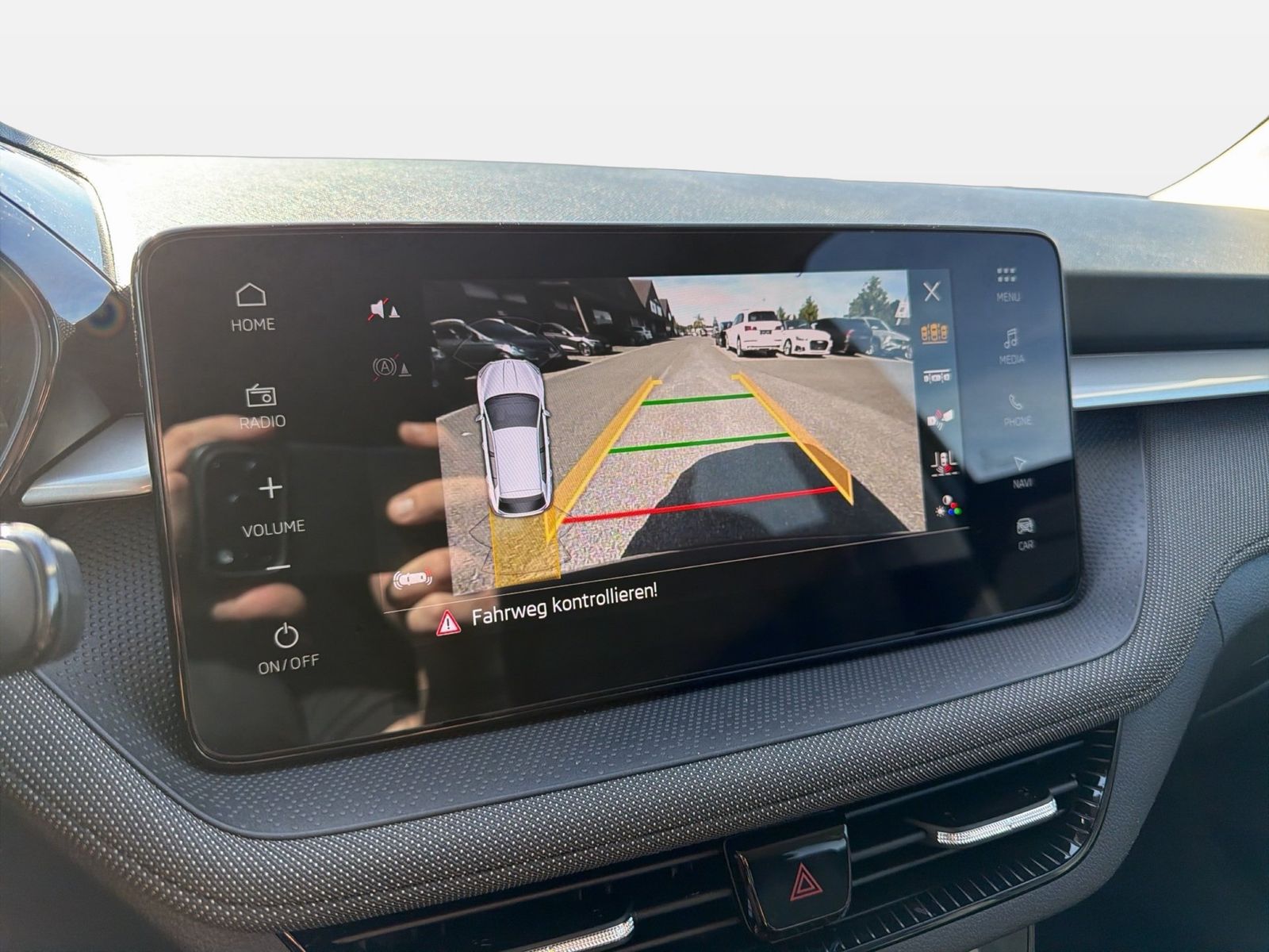 Fahrzeug autohaus mense Fahrzeugabbildung SKODA Fabia 1.5 TSI Balance LED Navi VirtualCP PDC - mit KI generiert/bearbeitet
