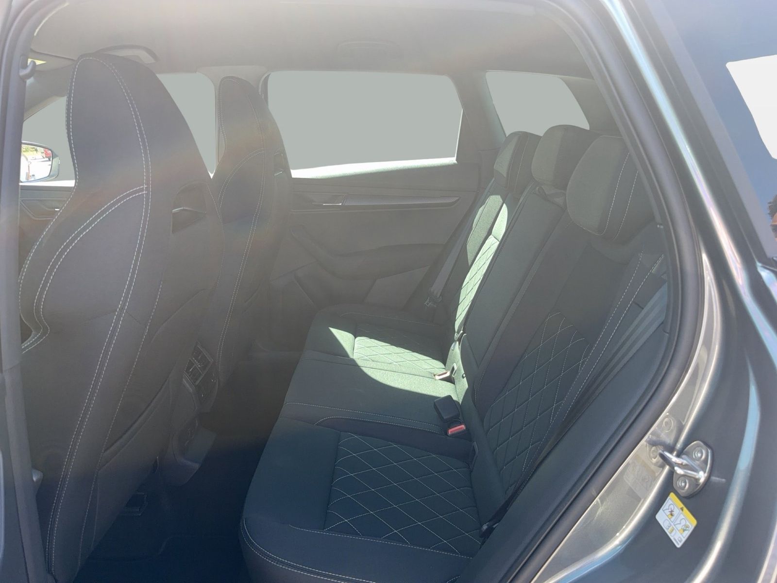 Fahrzeug autohaus mense Fahrzeugabbildung SKODA Karoq 1.5 TSI ACT Sportline Matrix AHK ACC LED - mit KI generiert/bearbeitet