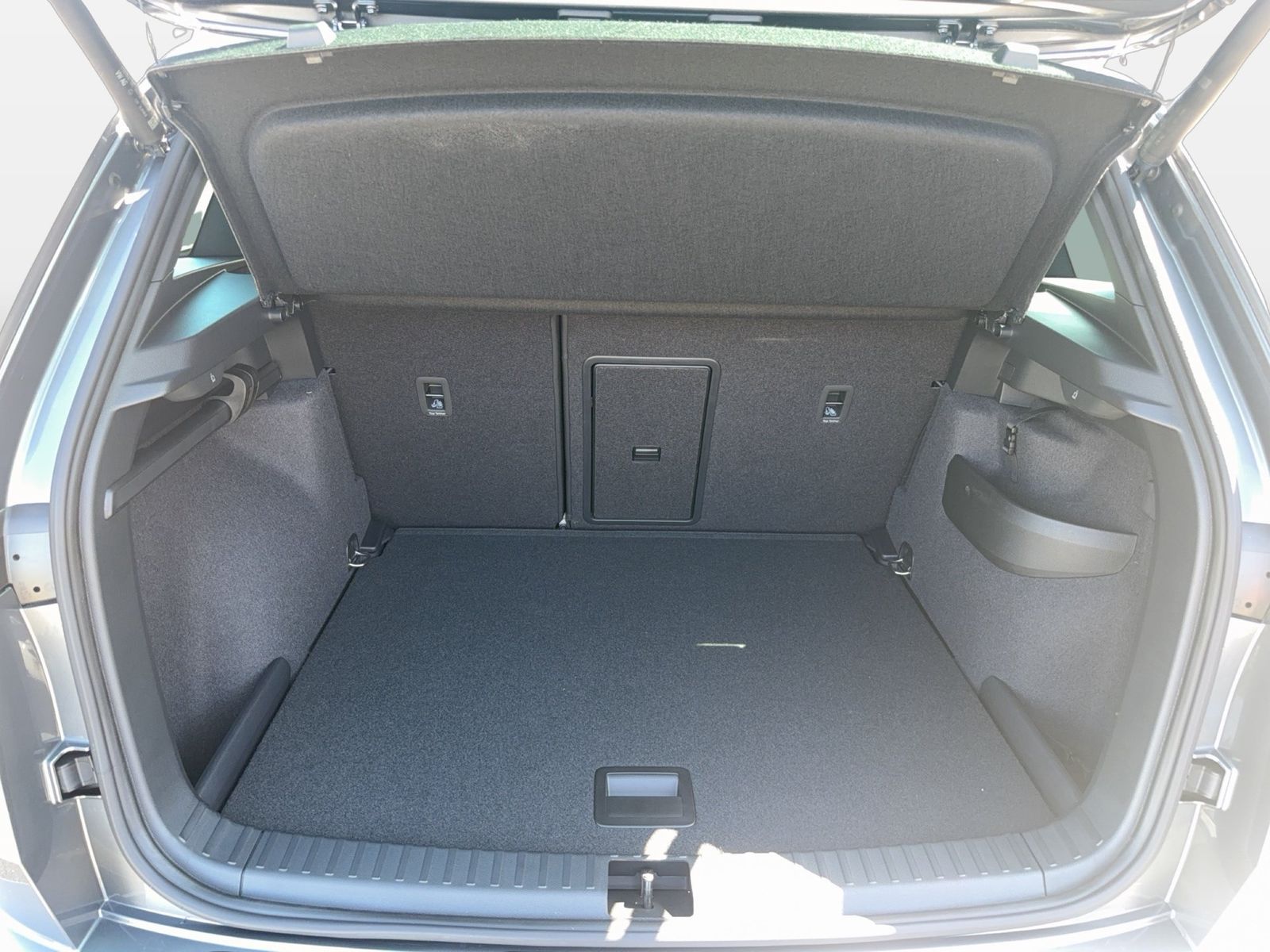 Fahrzeug autohaus mense Fahrzeugabbildung SKODA Karoq 1.5 TSI ACT Sportline Matrix AHK ACC LED - mit KI generiert/bearbeitet