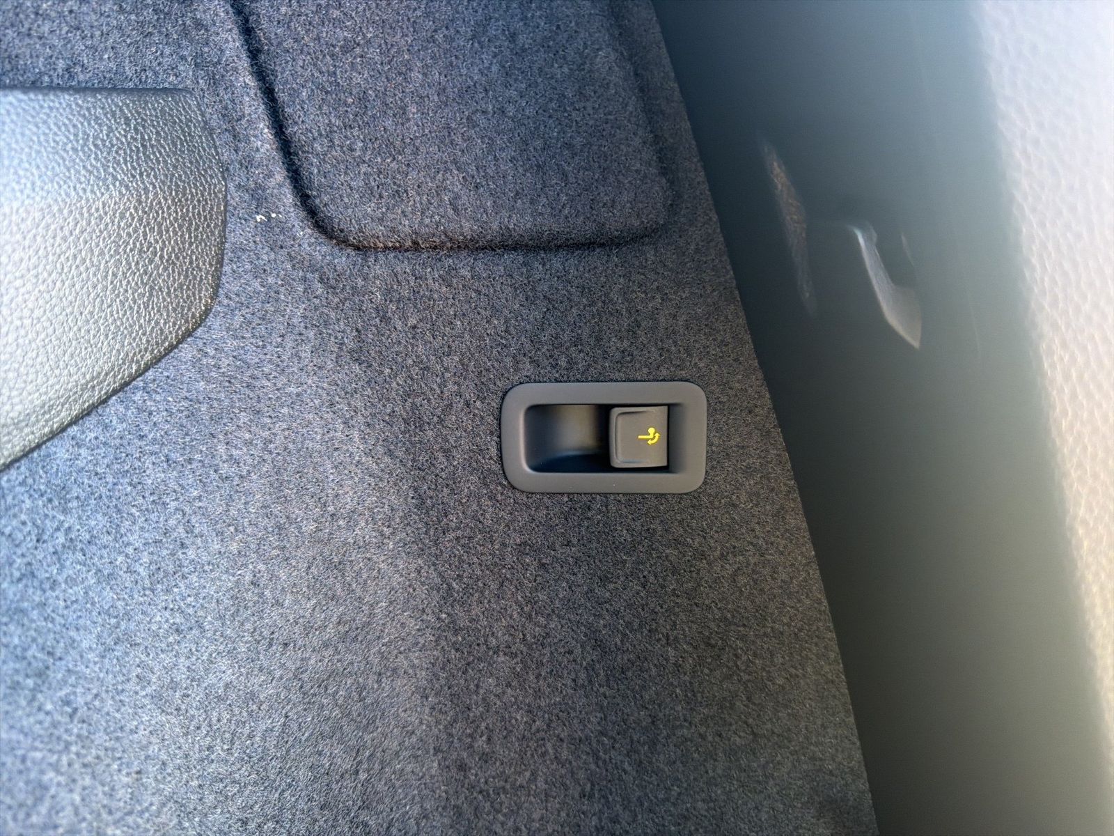 Fahrzeug autohaus mense Fahrzeugabbildung SKODA Karoq 1.5 TSI ACT Sportline Matrix AHK ACC LED - mit KI generiert/bearbeitet