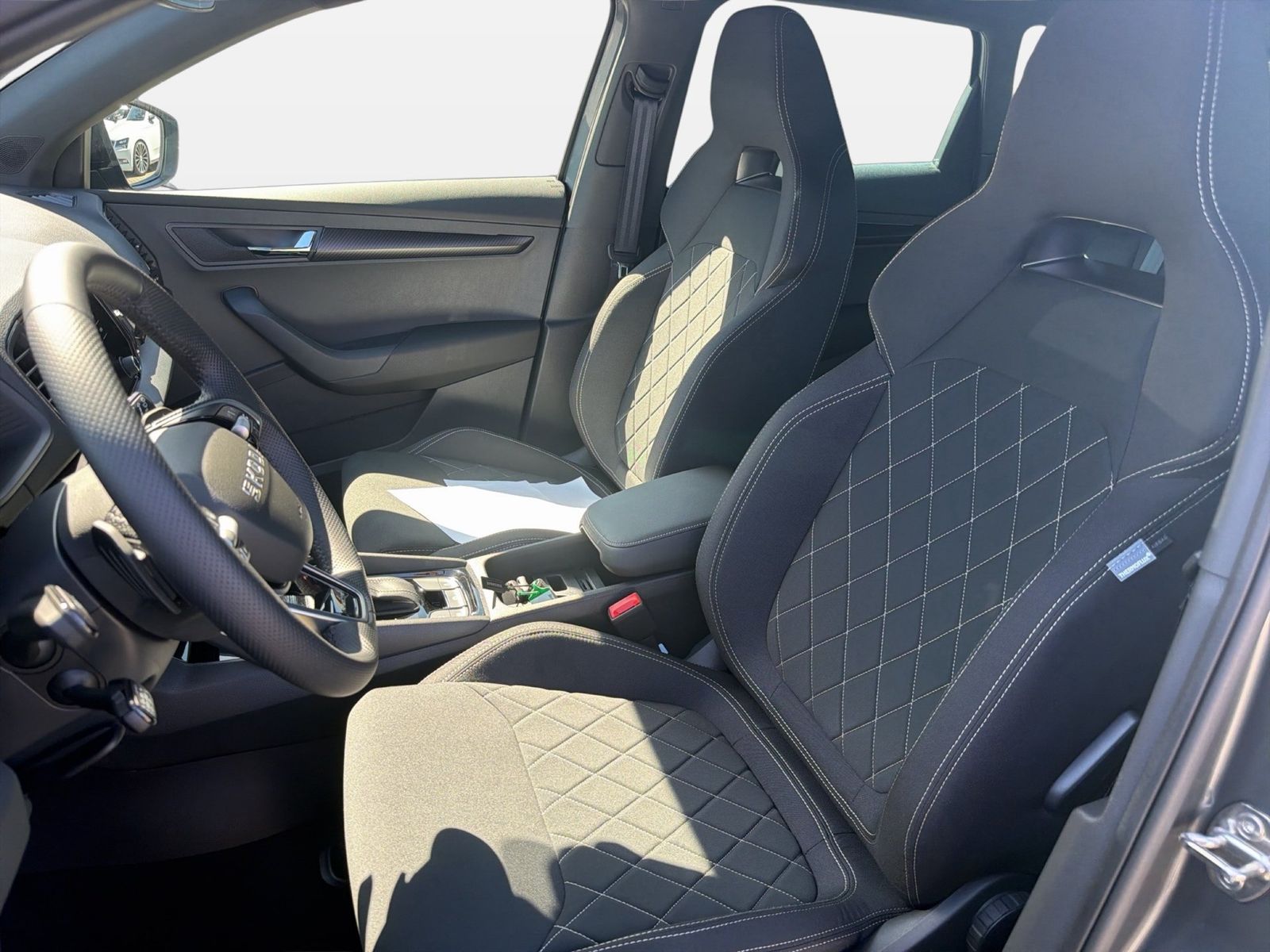 Fahrzeug autohaus mense Fahrzeugabbildung SKODA Karoq 1.5 TSI ACT Sportline Matrix AHK ACC LED - mit KI generiert/bearbeitet