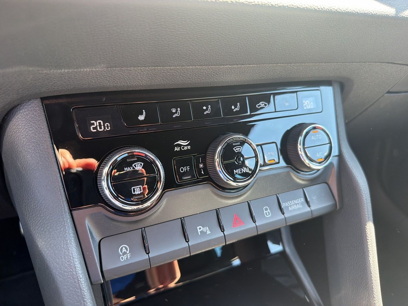 Fahrzeug autohaus mense Fahrzeugabbildung SKODA Karoq 1.5 TSI ACT Sportline Matrix AHK ACC LED - mit KI generiert/bearbeitet