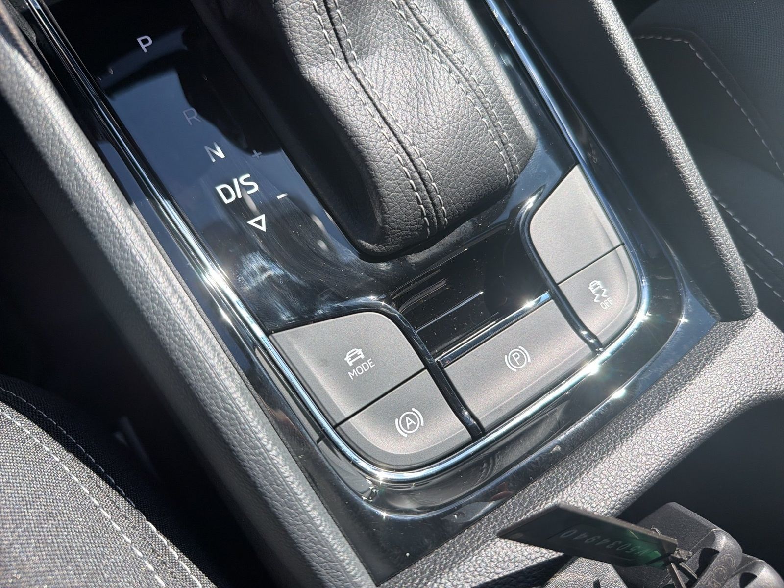 Fahrzeug autohaus mense Fahrzeugabbildung SKODA Karoq 1.5 TSI ACT Sportline Matrix AHK ACC LED - mit KI generiert/bearbeitet