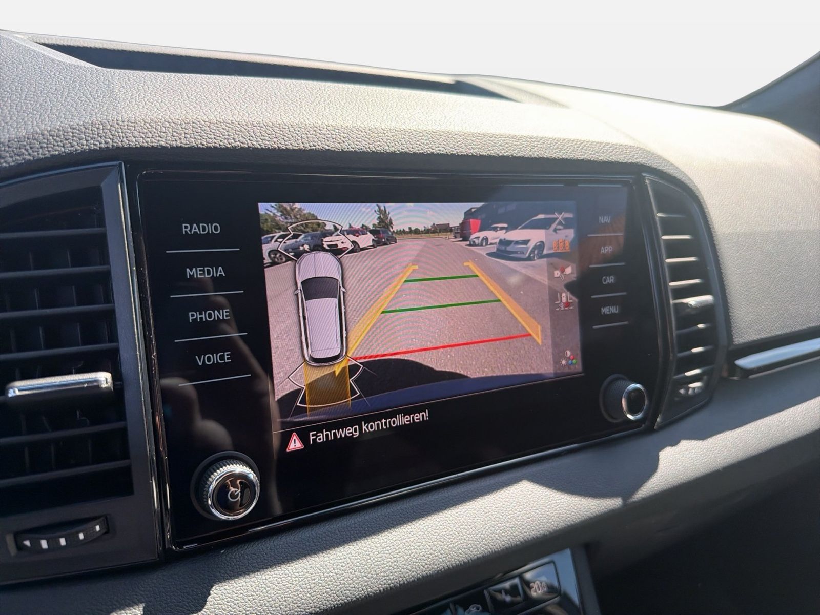 Fahrzeug autohaus mense Fahrzeugabbildung SKODA Karoq 1.5 TSI ACT Sportline Matrix AHK ACC LED - mit KI generiert/bearbeitet