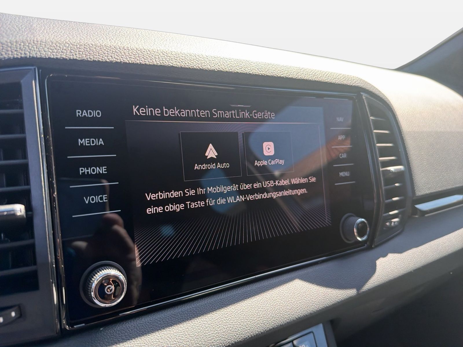 Fahrzeug autohaus mense Fahrzeugabbildung SKODA Karoq 1.5 TSI ACT Sportline Matrix AHK ACC LED - mit KI generiert/bearbeitet