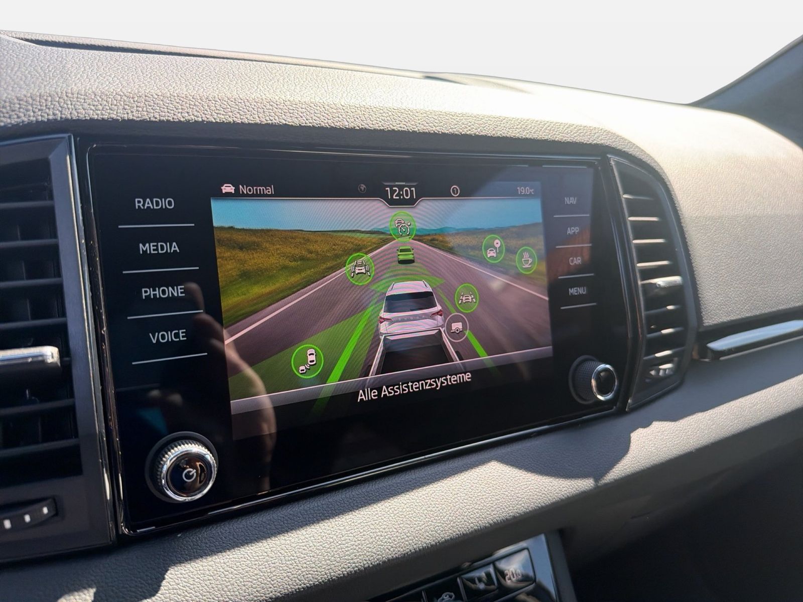 Fahrzeug autohaus mense Fahrzeugabbildung SKODA Karoq 1.5 TSI ACT Sportline Matrix AHK ACC LED - mit KI generiert/bearbeitet