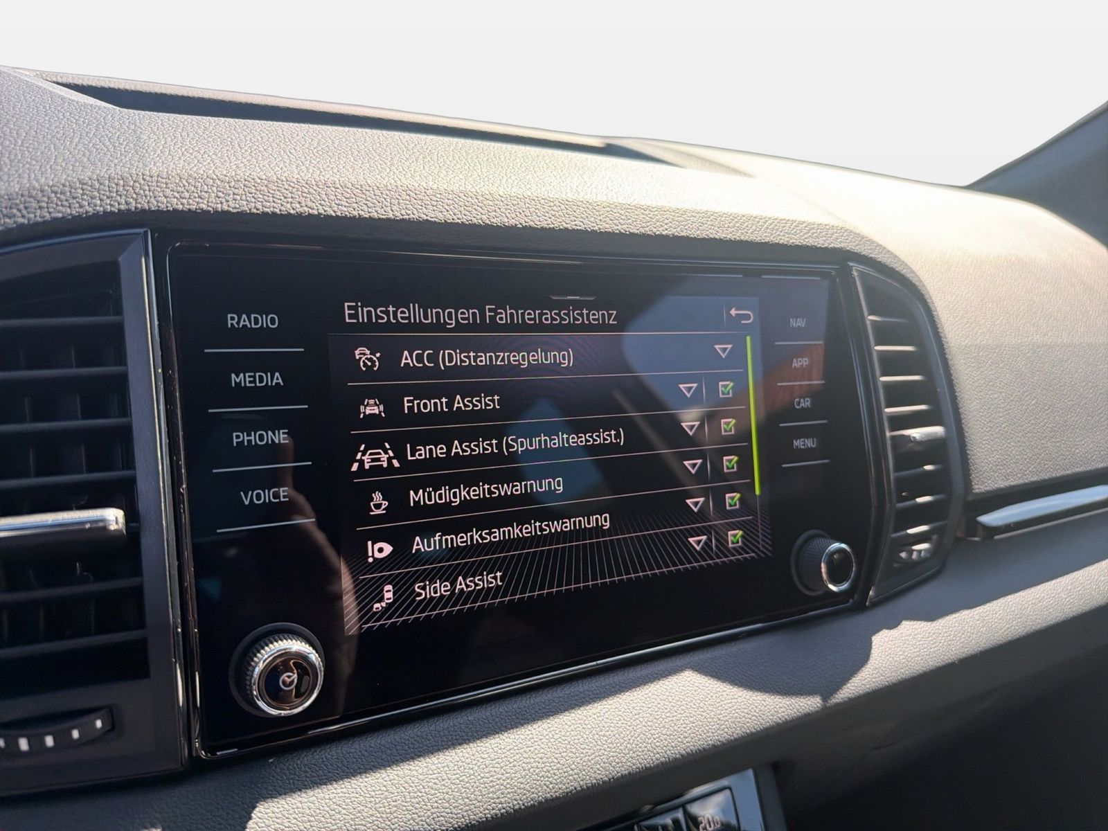 Fahrzeug autohaus mense Fahrzeugabbildung SKODA Karoq 1.5 TSI ACT Sportline Matrix AHK ACC LED - mit KI generiert/bearbeitet
