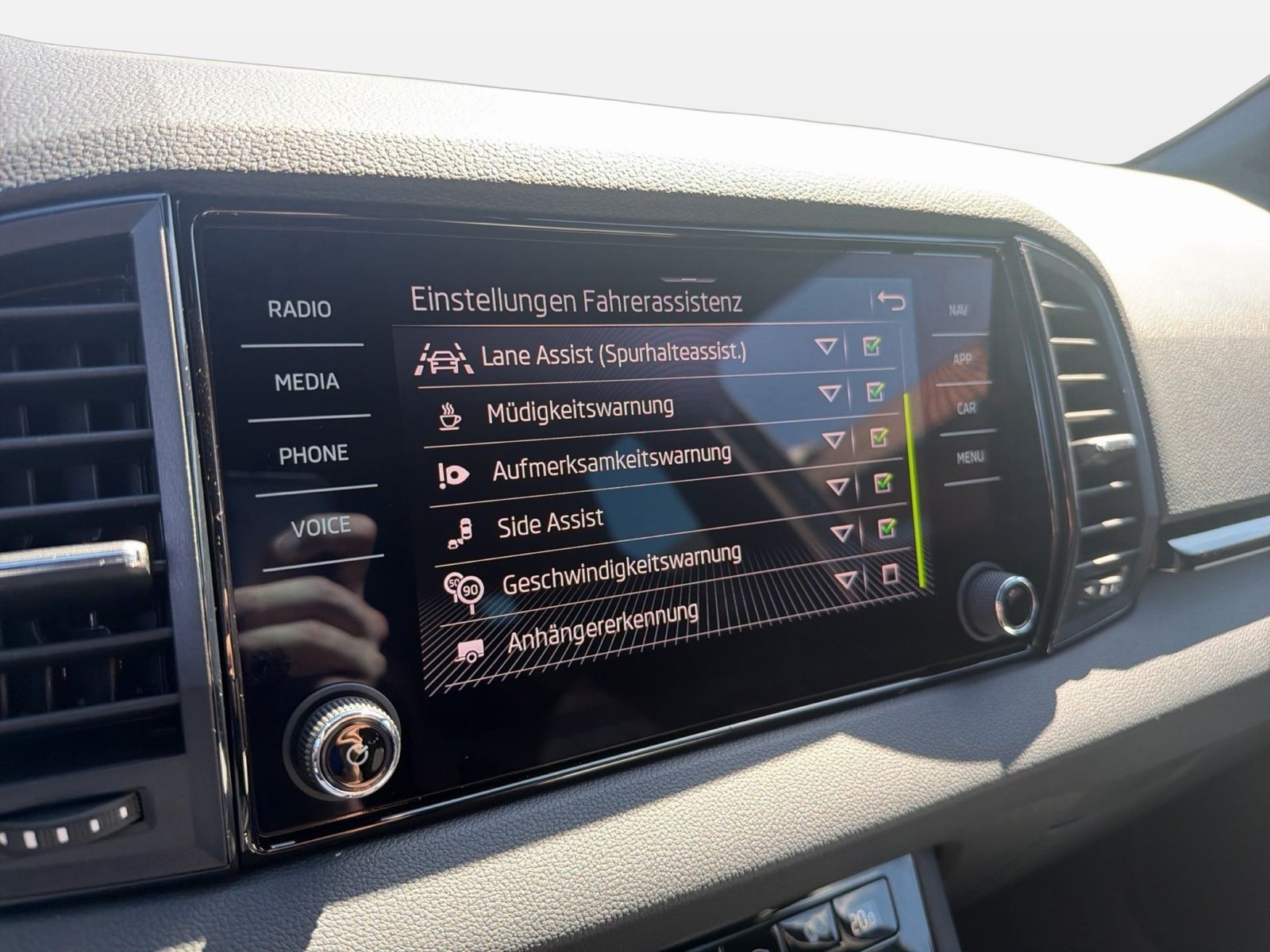 Fahrzeug autohaus mense Fahrzeugabbildung SKODA Karoq 1.5 TSI ACT Sportline Matrix AHK ACC LED - mit KI generiert/bearbeitet
