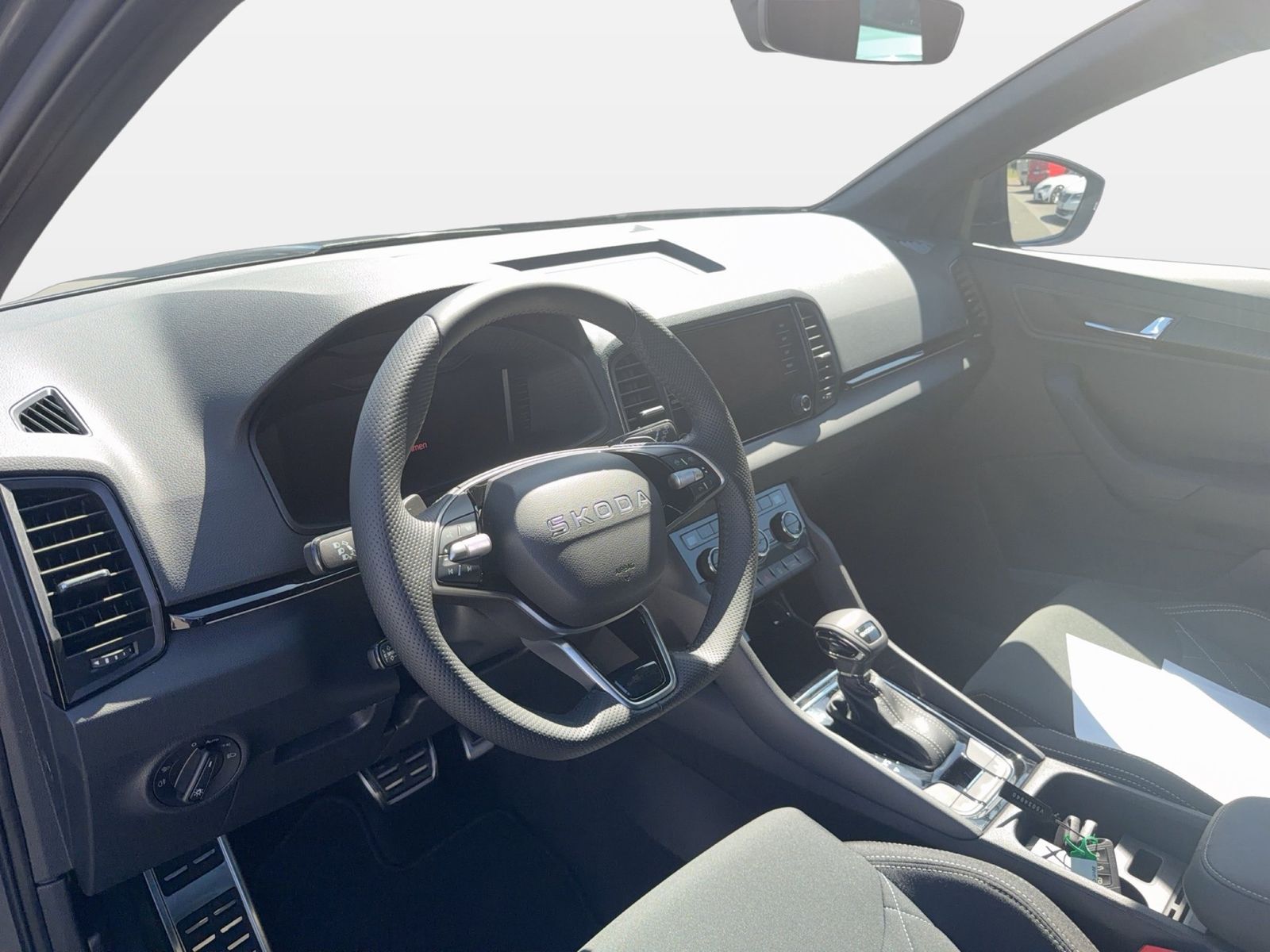 Fahrzeug autohaus mense Fahrzeugabbildung SKODA Karoq 1.5 TSI ACT Sportline Matrix AHK ACC LED - mit KI generiert/bearbeitet