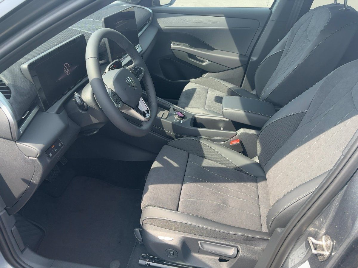 Fahrzeugabbildung Volkswagen T-Roc Style 1.5 l eTSI OPF DSG GJR, IQ.Light,AHK - mit KI generiert/bearbeitet