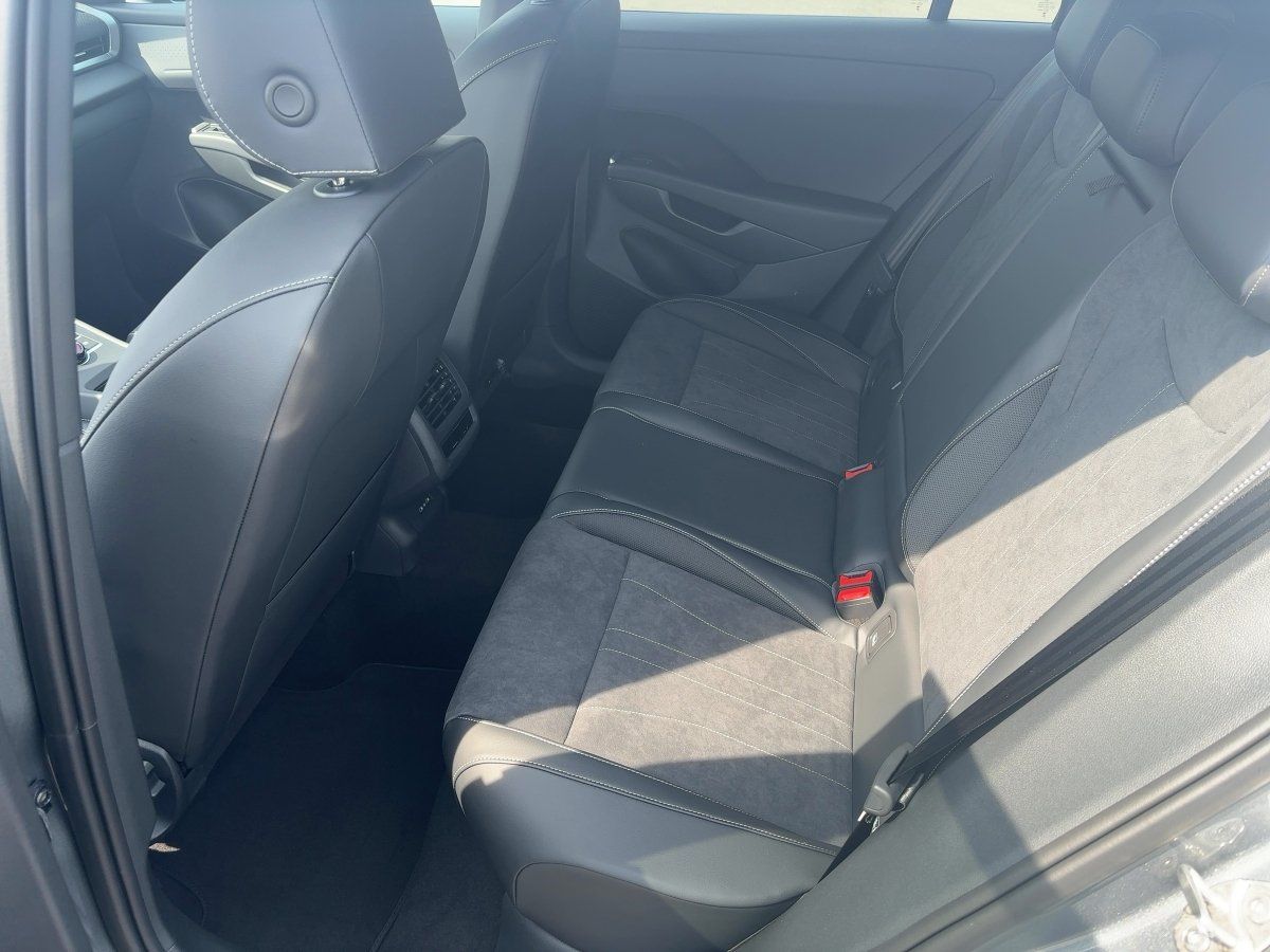 Fahrzeugabbildung Volkswagen T-Roc Style 1.5 l eTSI OPF DSG GJR, IQ.Light,AHK - mit KI generiert/bearbeitet
