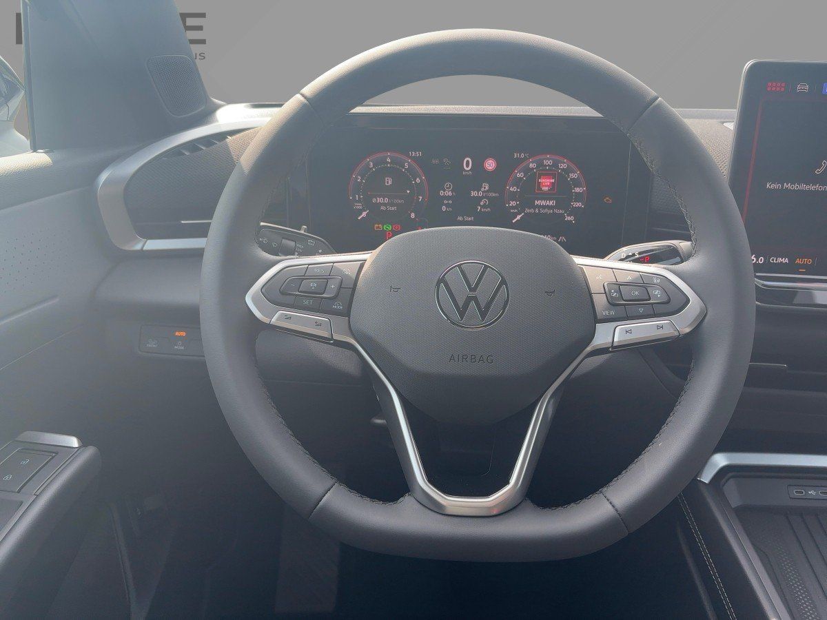 Fahrzeugabbildung Volkswagen T-Roc Style 1.5 l eTSI OPF DSG GJR, IQ.Light,AHK - mit KI generiert/bearbeitet