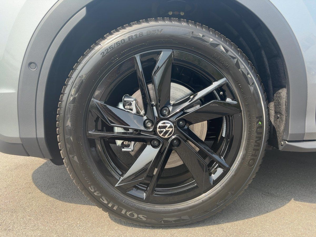 Fahrzeugabbildung Volkswagen T-Roc Style 1.5 l eTSI OPF DSG GJR, IQ.Light,AHK - mit KI generiert/bearbeitet